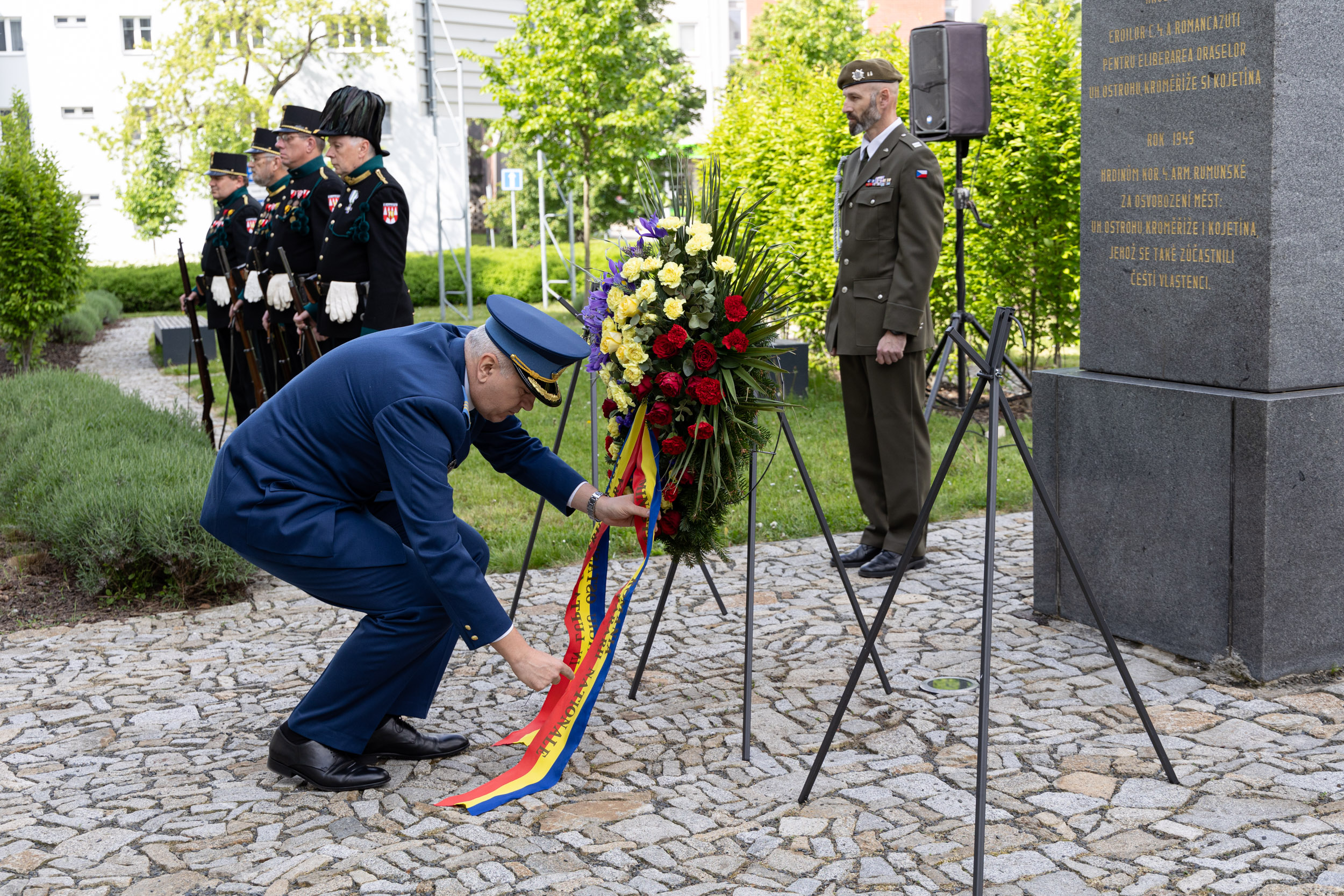 Památku svých padlých krajanů uctil i zástupce Rumunska, plukovník Georgian Nedelcu.