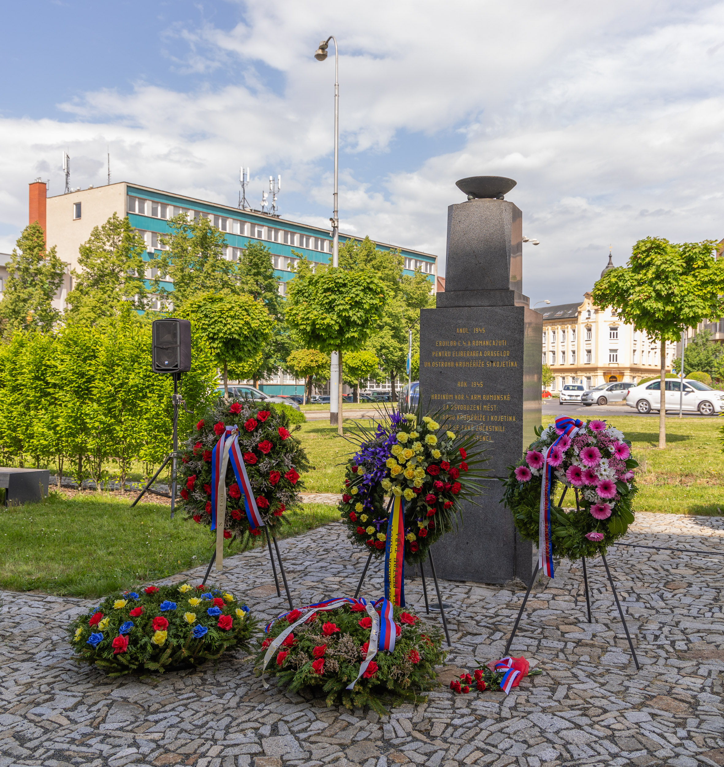 Památku padlých rumunských vojáků uctily položením věnců i další organizace.