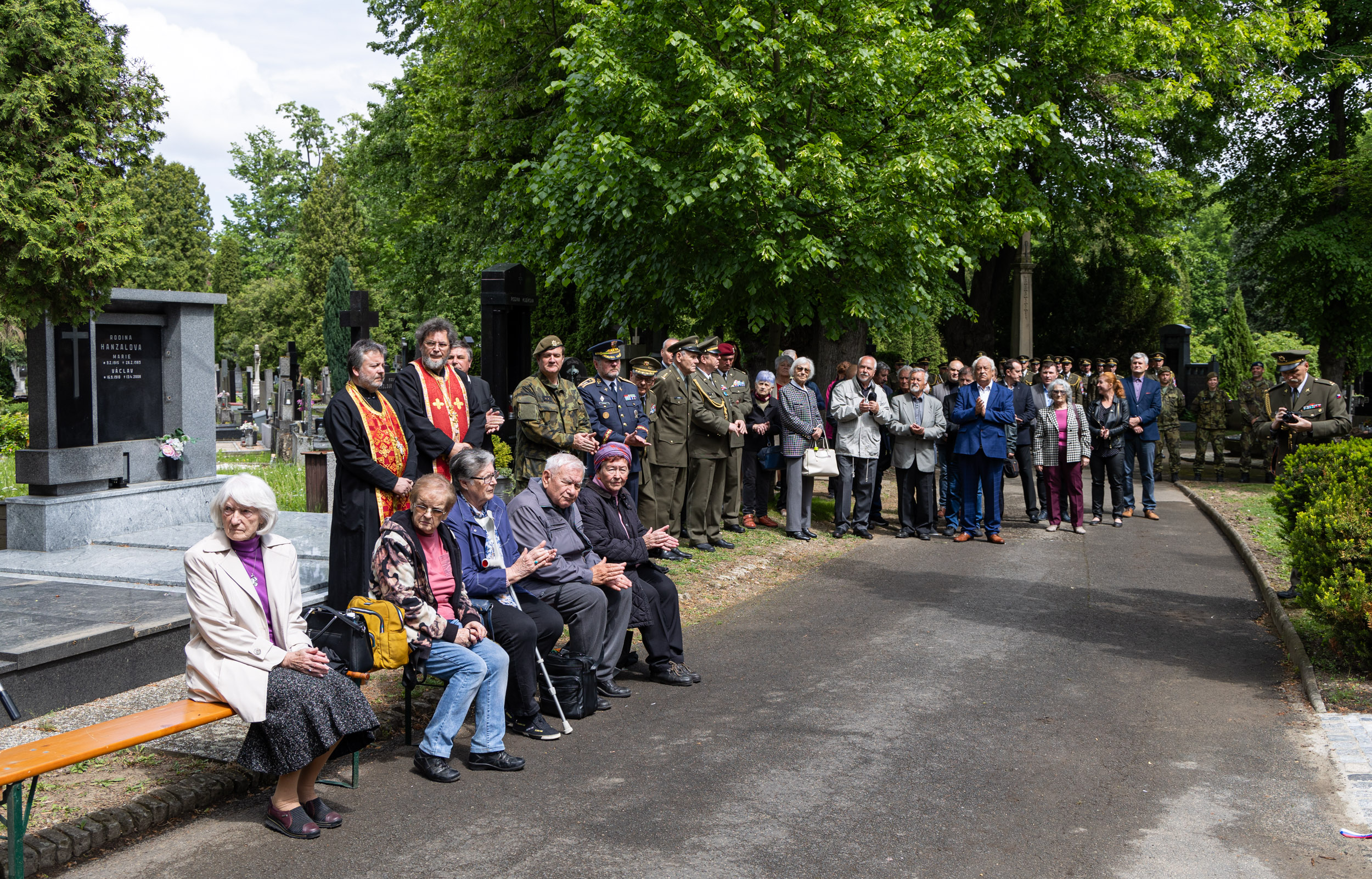 Poklonit se k hrobu generála Svobody přišli i zástupci armády a dalších organizací.
