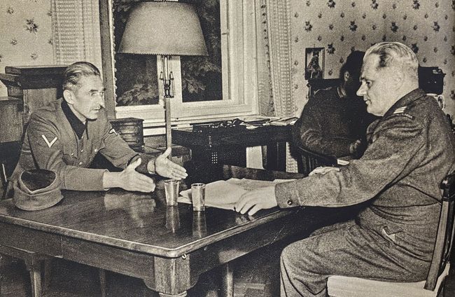 Bohuslav Ečer (vpravo) u výslechu nacisty K.H. Franka