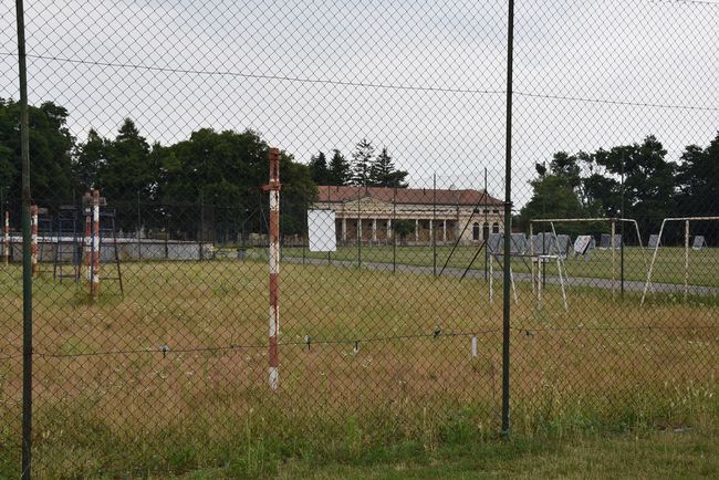 Tenisové kurty Pionýrské louky již zarostly trávou, vlevo vzadu je zchátralé hřiště na hokejbal.
