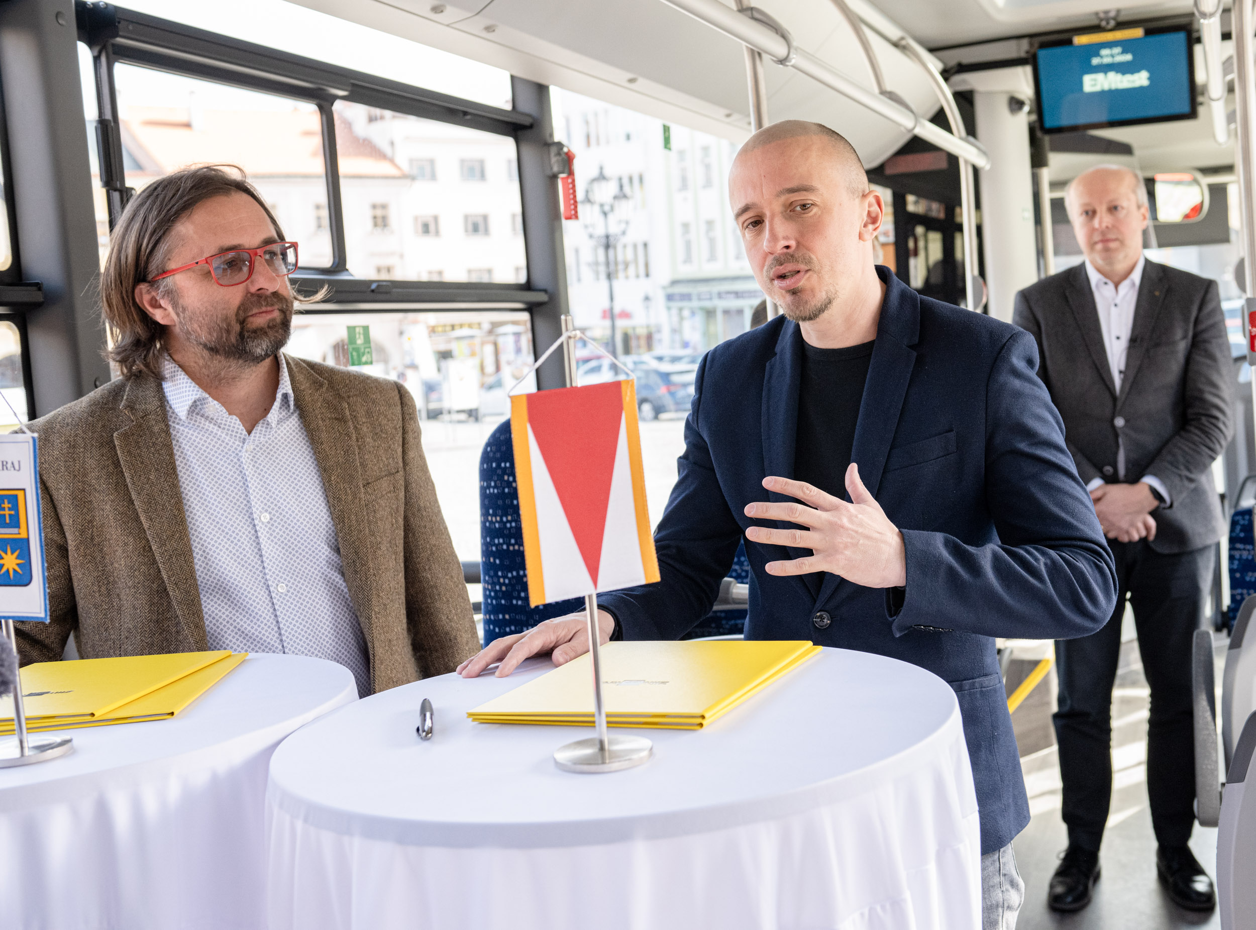 Místostarostové města a jednatelé Kroměřížských technických služeb Karel Holík (vlevo) a Jan Hebnar hovoří o nových vozidlech MHD.