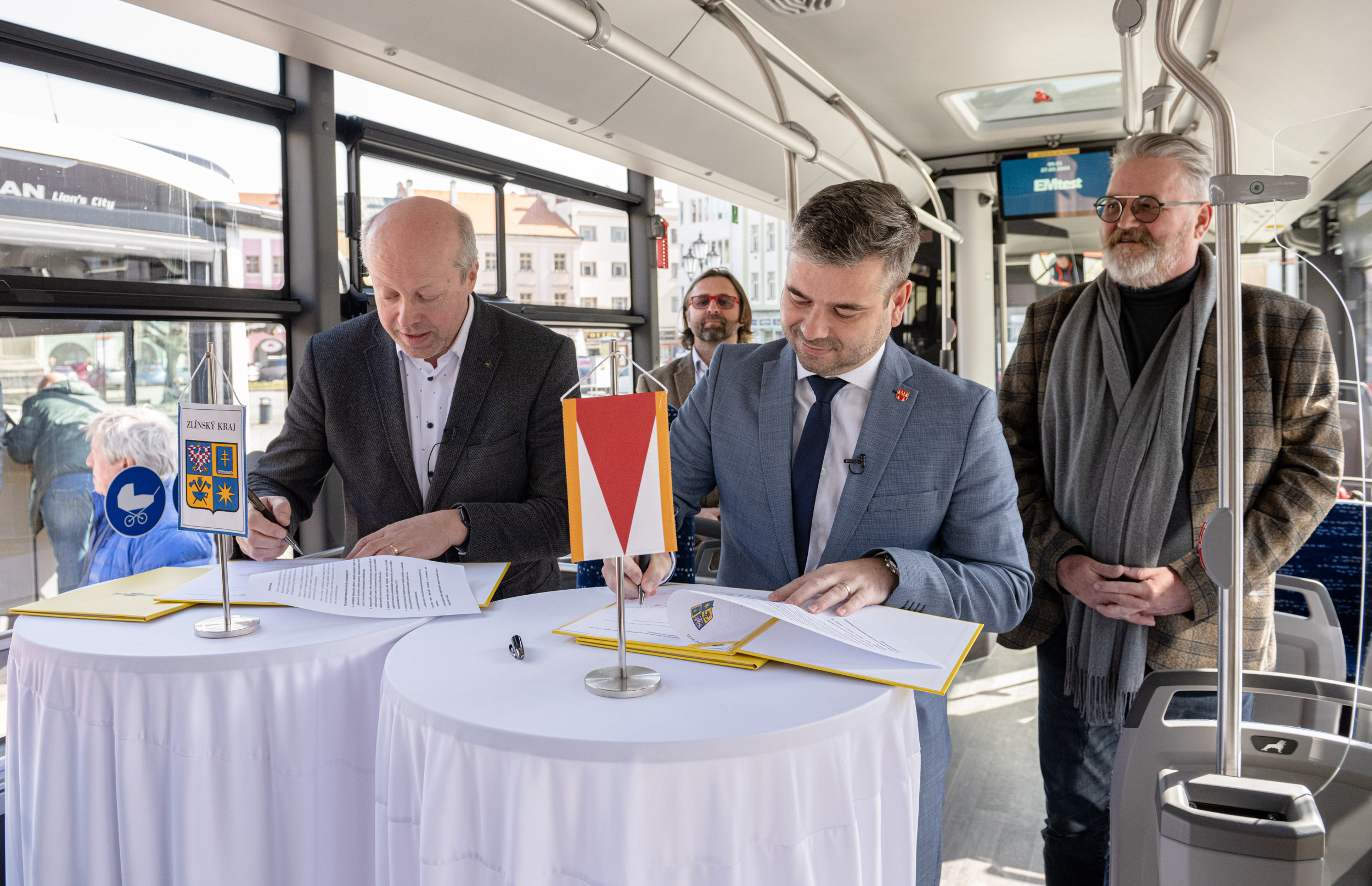 Náměstek hejtmana Radek Doležel (vlevo) a starosta Kroměříže Tomáš Opatrný podepisují deklaraci.