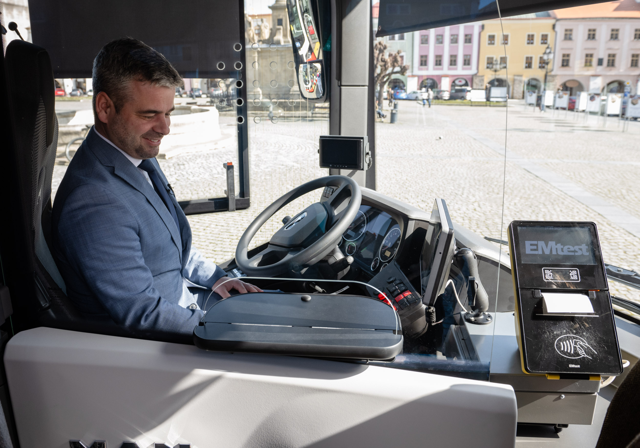 Starosta Tomáš Opatrný si vyzkoušel, jaké je to sedět na místě řidiče autobusu MHD.