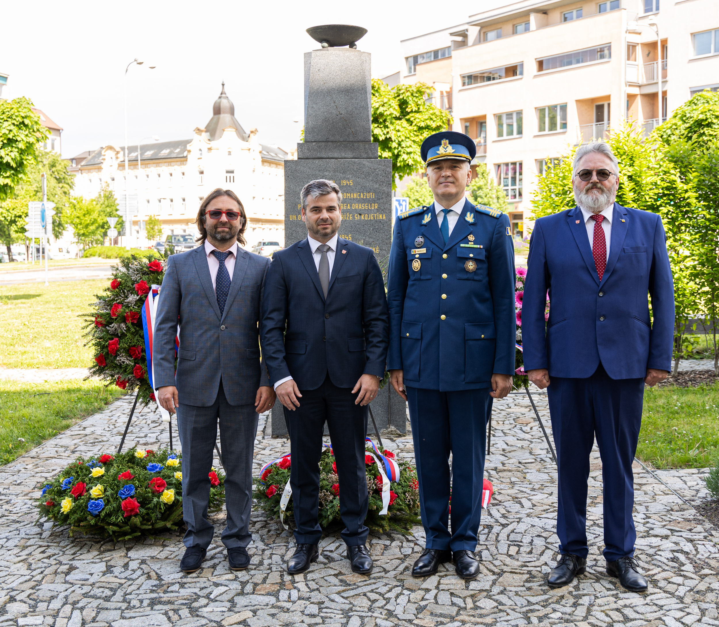 Zleva stojí místostarosta Karel Holík, starosta Tomáš Opatrný, zástupce Rumunska, plukovník Georgian Nedelcu, a radní Jiří Kašík.