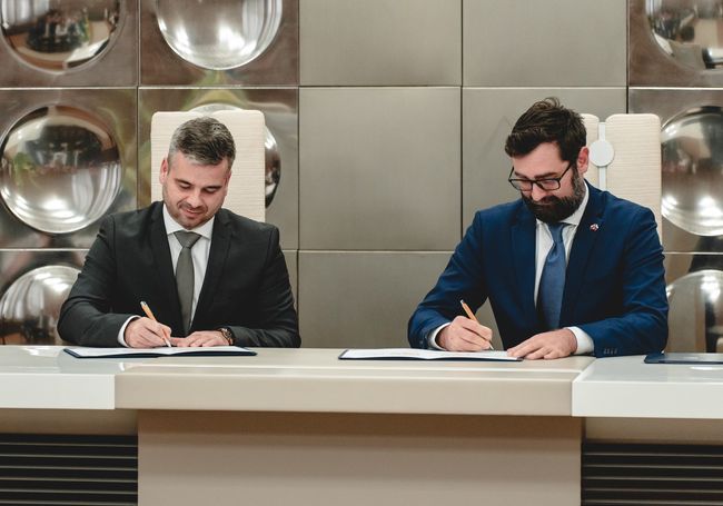 Starosta Kroměříže Tomáš Opatrný a primátor Nitry Marek Hattas podepisují memorandum o spolupráci.