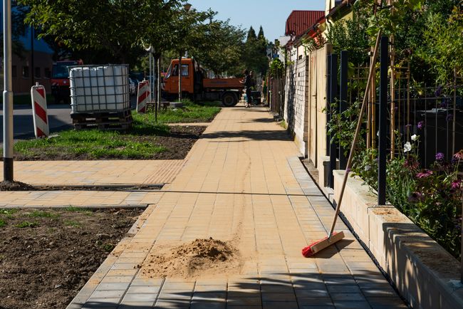 Část chodníku v Bílanské ulici je již opravena.