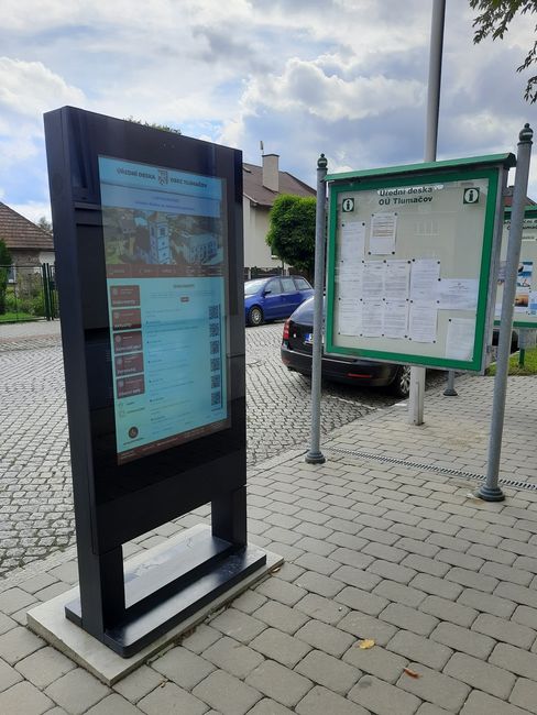 Úřední desku od stejné firmy mají i v Tlumačově na Zlínsku. Kroměřížská bude ale namontovaná na zdi. Foto: www.tlumacov.cz