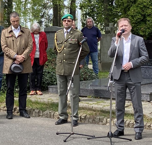 Pietního aktu k uctění památky generála Ludvíka Svobody se zúčastnil i jeho pravnuk Miroslav Klusák (první zleva). Vedle něj stojí moderátor akce, pedagog gymnázia Evžen Petřík, a starosta Kroměříže Jaroslav Němec.