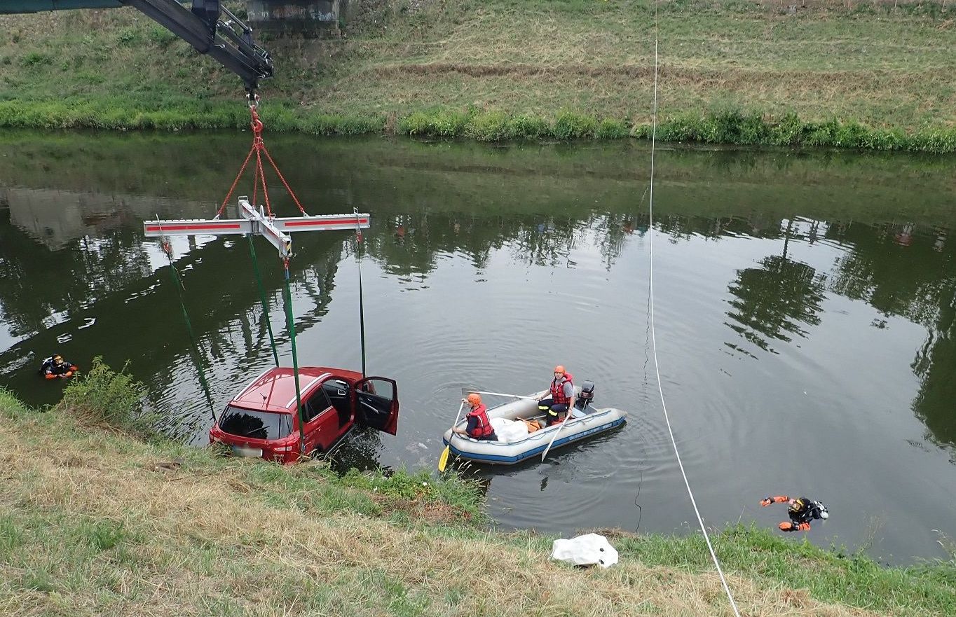 Člun hasiči použili například při vyproštění automobilu z řeky Moravy v roce 2018. FOTO: HZS Zlínského kraje