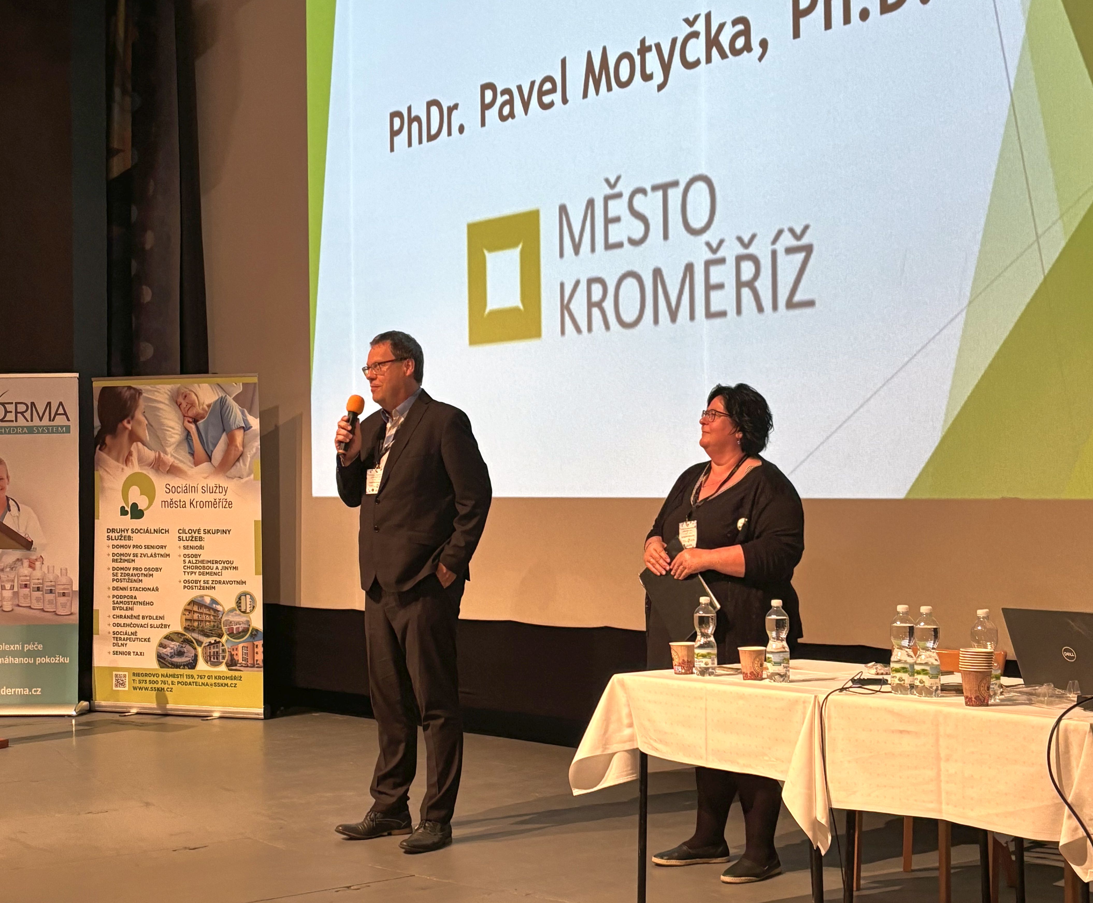 Konferenci zahájili místostarosta Pavel Motyčka a ředitelka Sociálních služeb města Kroměříže Dagmar Klučková.