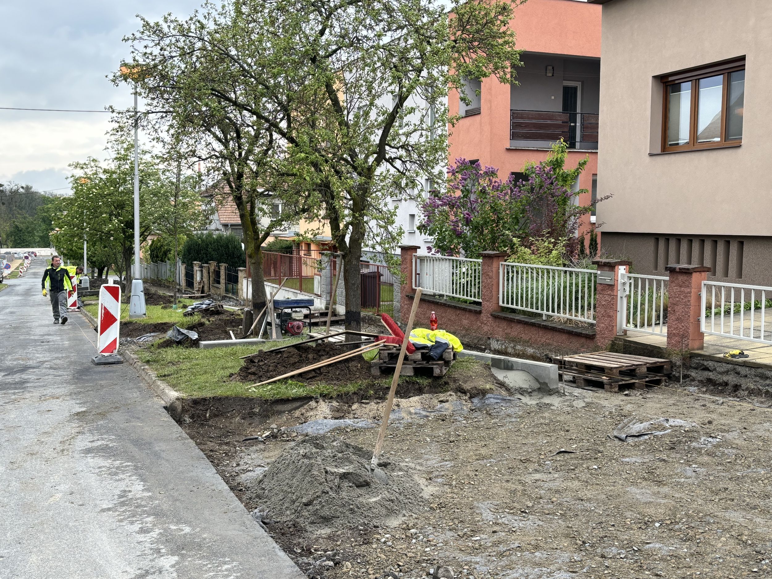 Město opravuje chodník v ulici Pod Barbořinou.