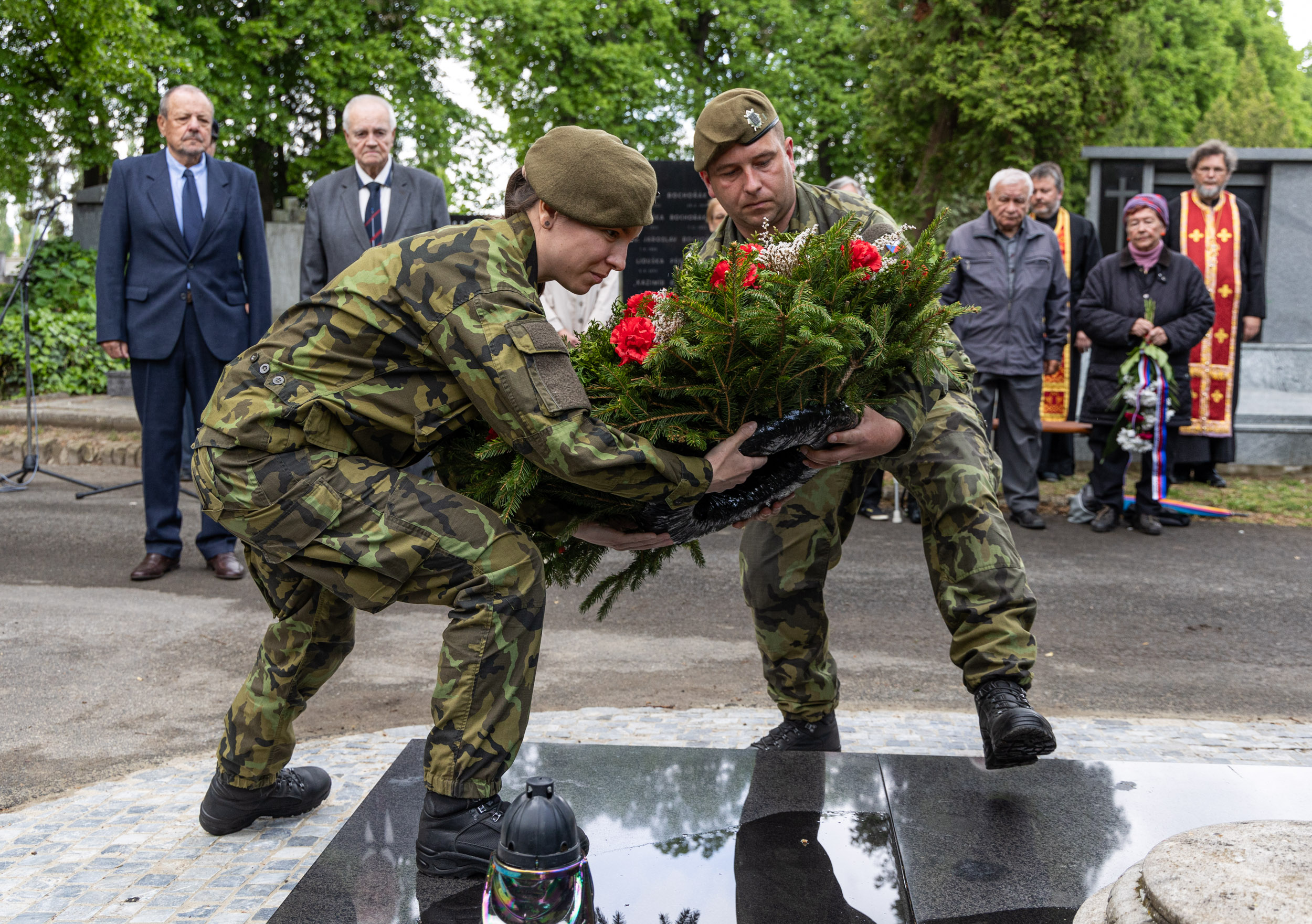 Poklonit se k hrobu generála Svobody přišli i zástupci armády a dalších organizací.