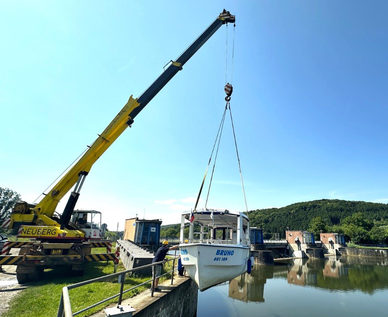 Loď Bruno, která plavbu zajišťuje, byla již spuštěna na hladinu řeky Moravy. FOTO: Kroměřížská plavební