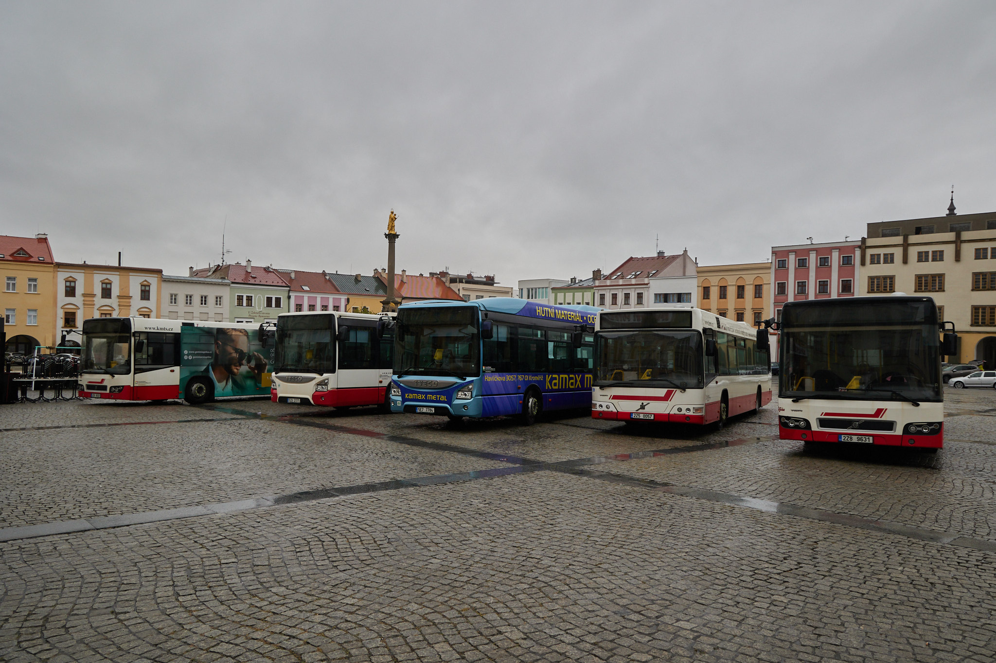 Autobusy MHD musely být kvůli hrozící povodni vyparkovány z areálu Kroměřížských technických služeb na Velké náměstí.