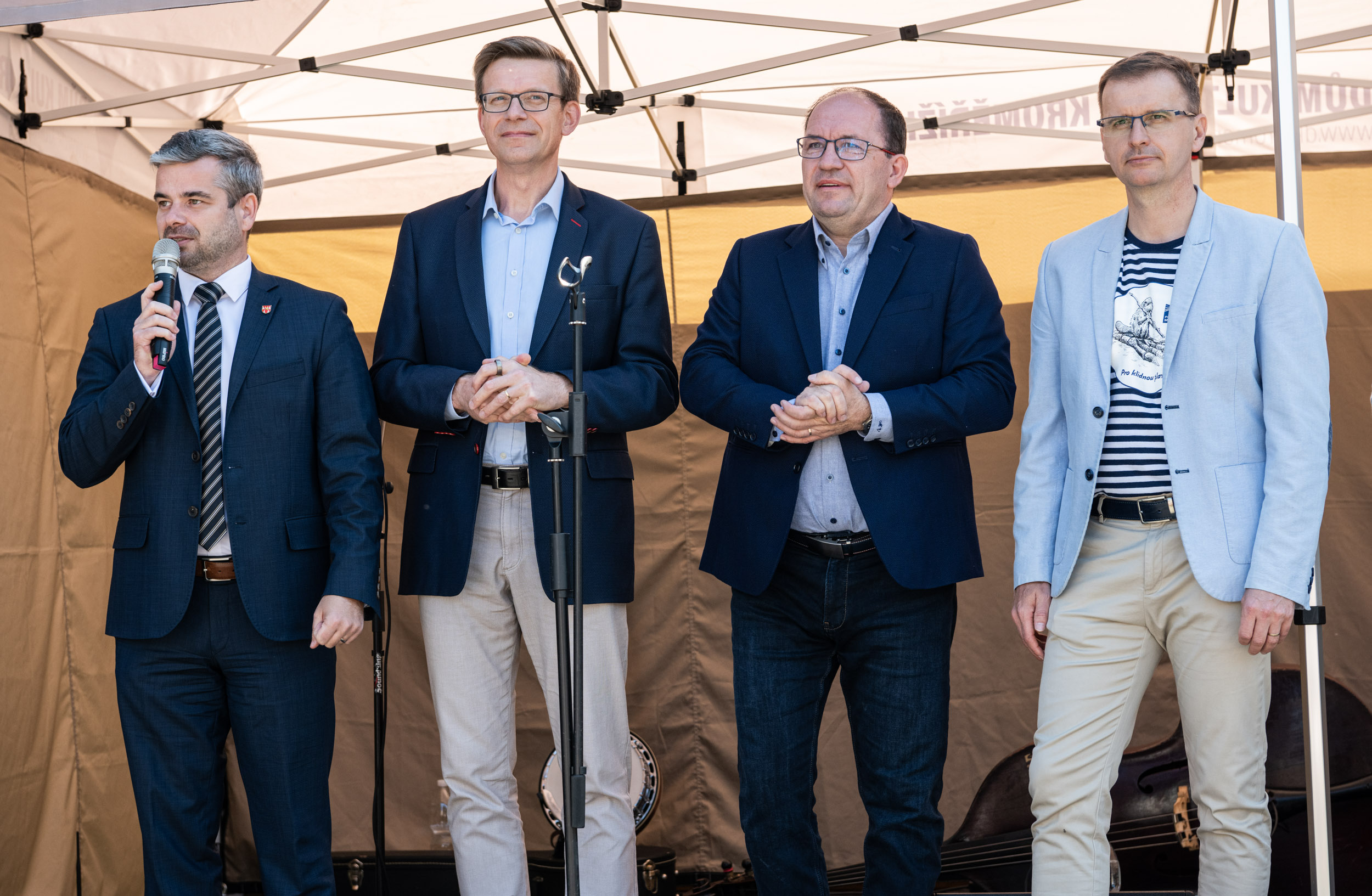 Zleva stojí starosta Kroměříže Tomáš Opatrný, ministr dopravy Martin Kupka, ministr zemědělství Marek Výborný a hejtman Zlínského kraje Radim Holiš.
