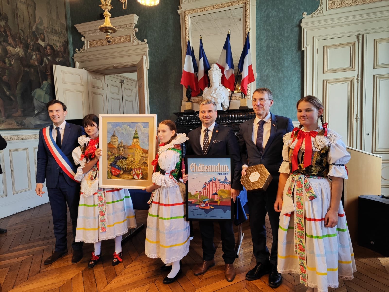 Zleva stojí starosta Châteaudunu Fabien Verdier, starosta Kroměříže Tomáš Opatrný a velvyslanec České republiky ve Francii Jaroslav Kurfürst.