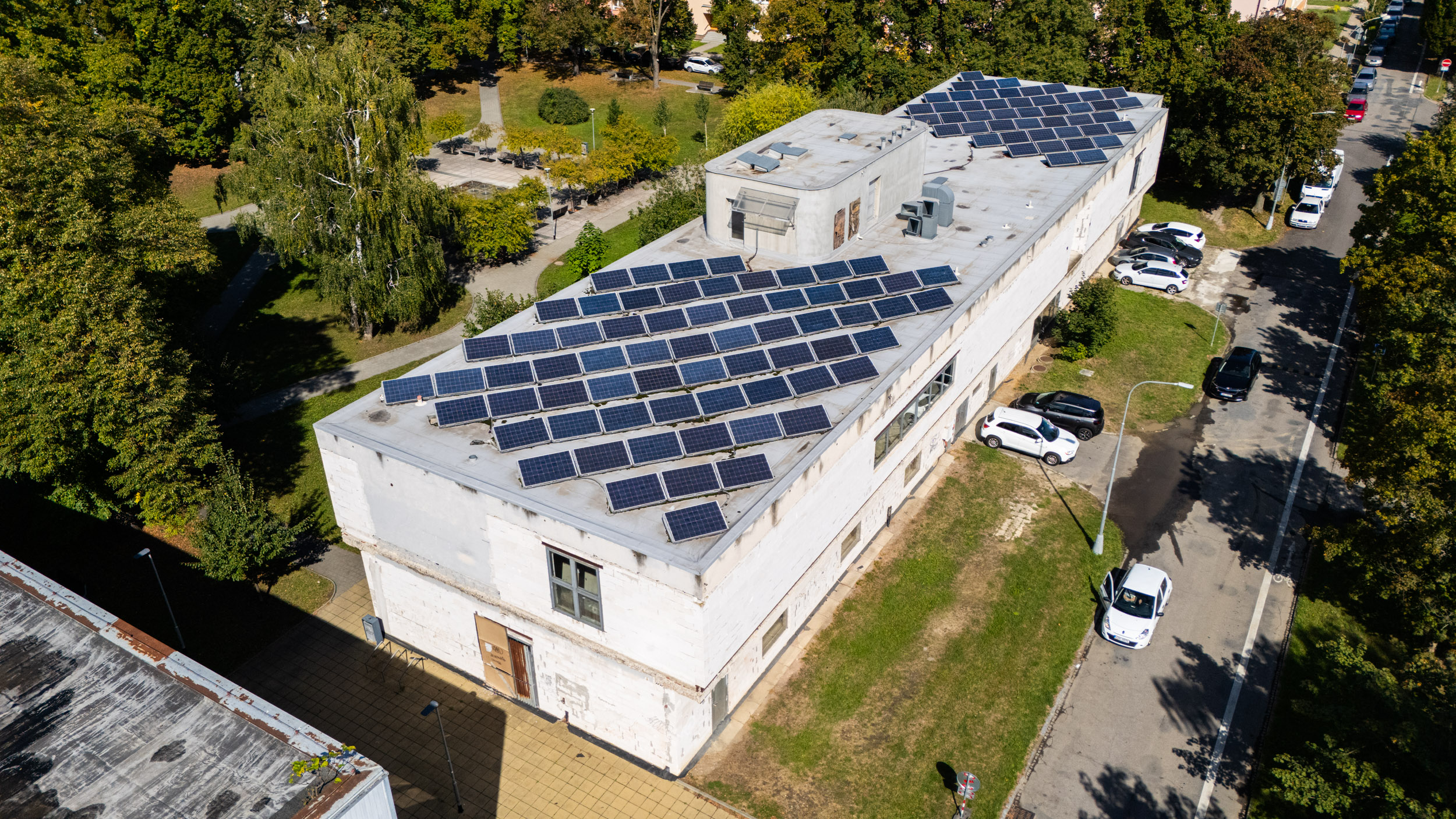 Budovu na Slovanském náměstí koupilo město.