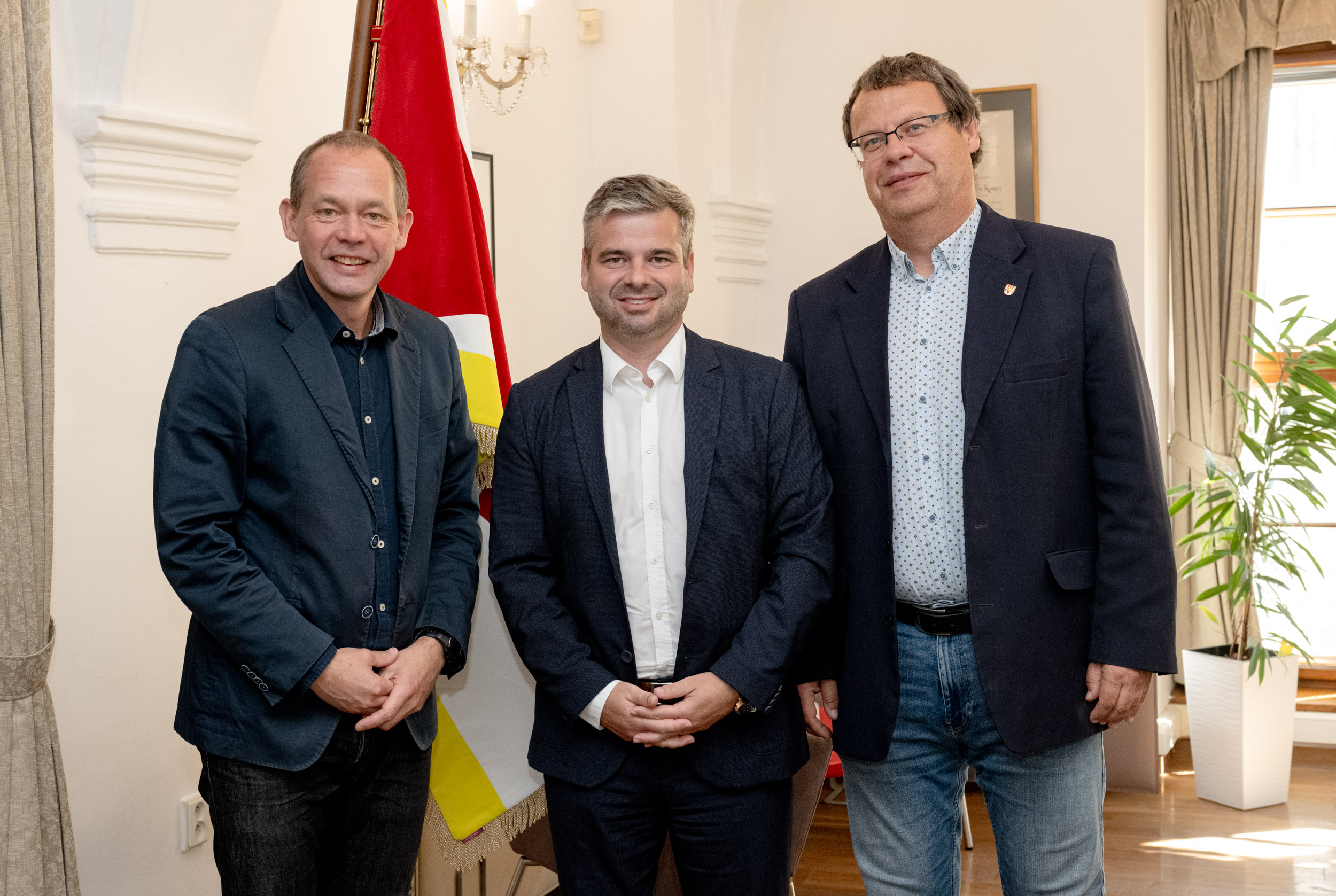 Zleva stojí ministr Petr Kulhánek, starosta Tomáš Opatrný a místostarosta Pavel Motyčka.