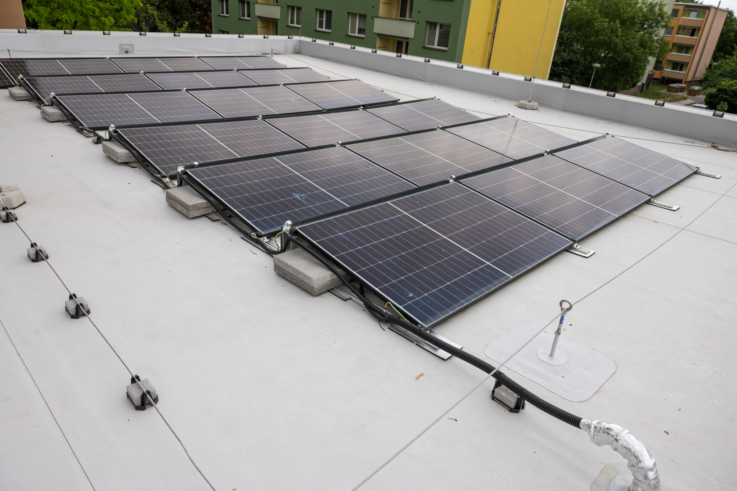 Provoz budoucí spisovny bude úspornější díky na střeše nově instalované fotovoltaice, která je první zprovozněnou fotovoltaickou elektrárnou na budovách města.
