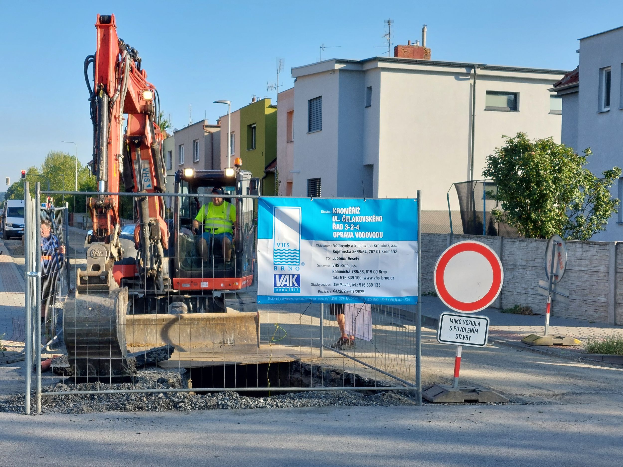 V ulici Čelakovského stavbaři rekonstruují vodovod.