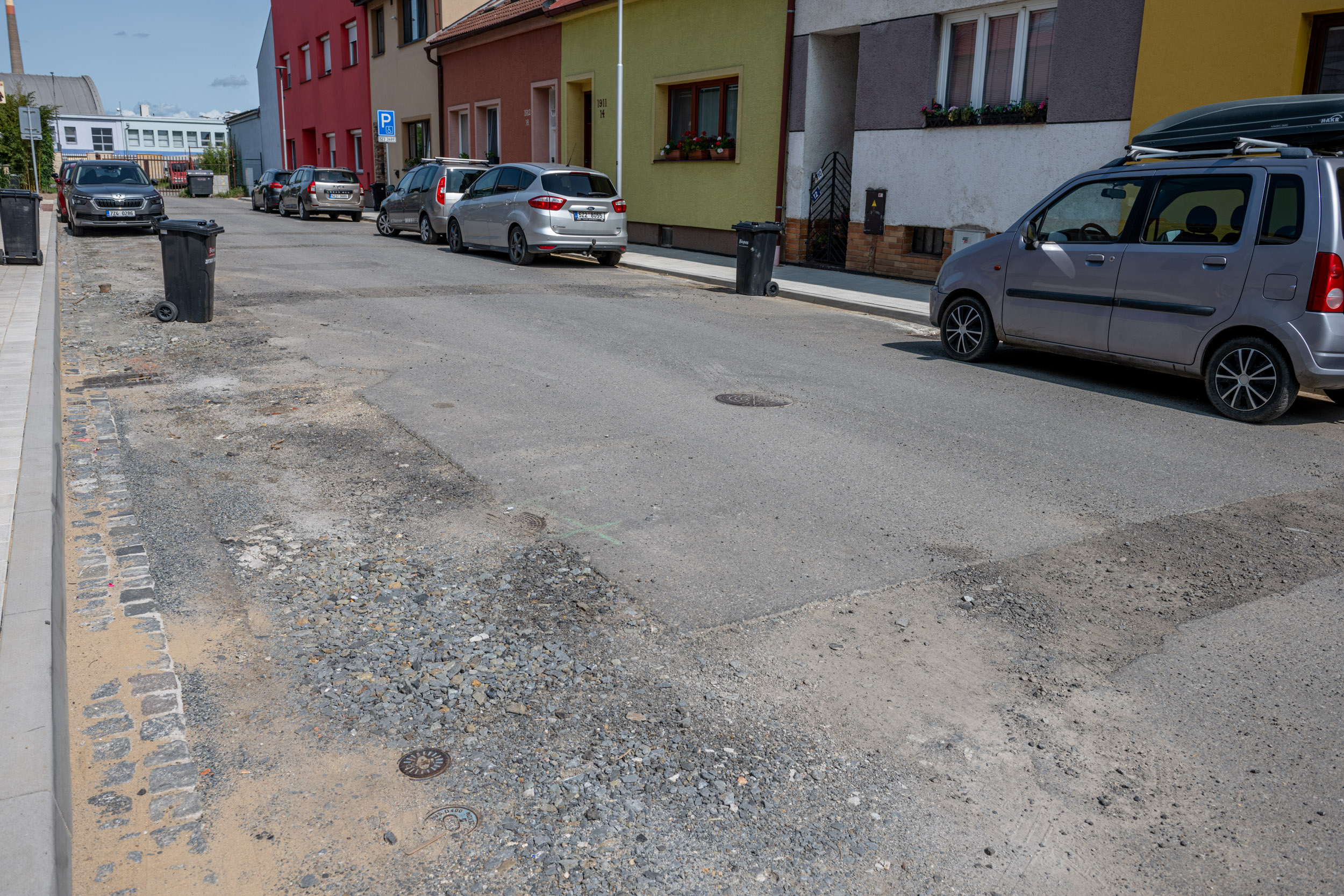 V Hlávkově ulici stavbaři obnoví povrch komunikace, která byla rozkopaná kvůli opravě vodovodu.
