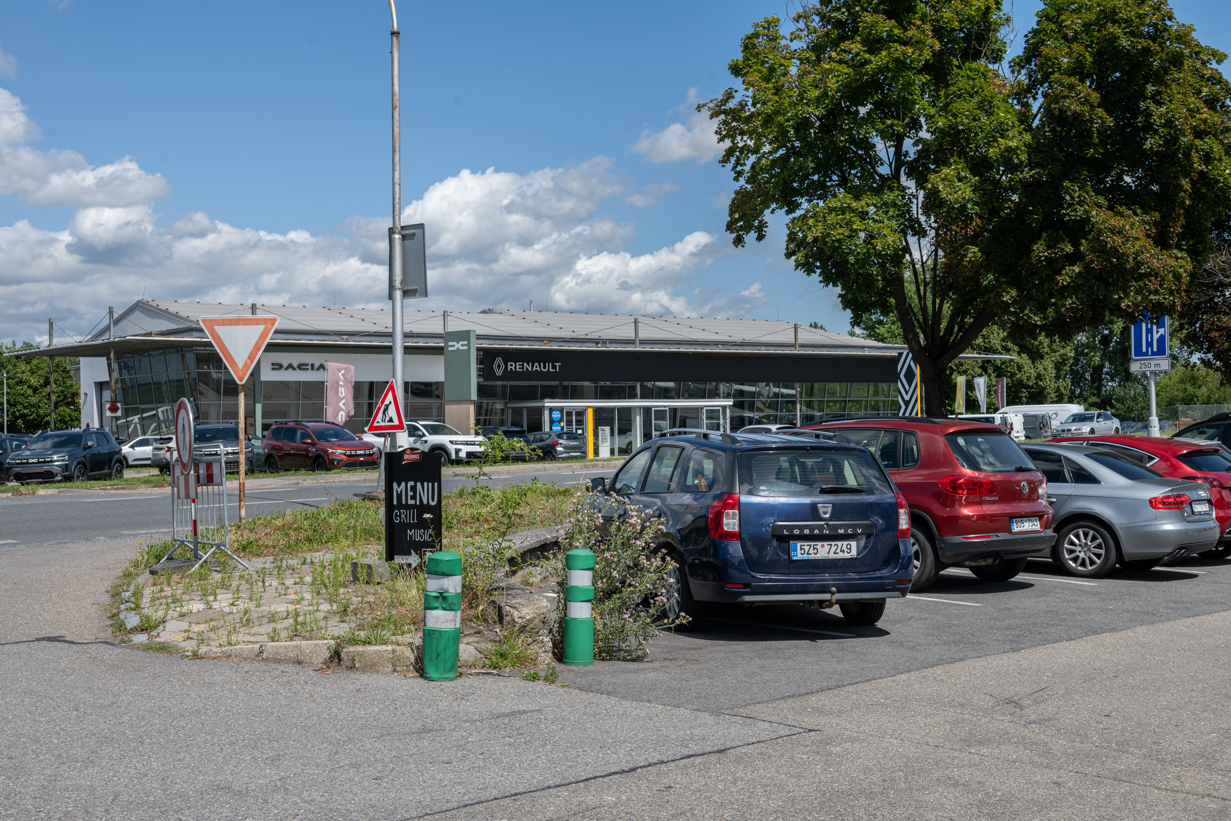 Část chodníku na kraji bude odstraněna tak, aby byl umožněn bezproblémový průjezd zejména nákladních vozidel.
