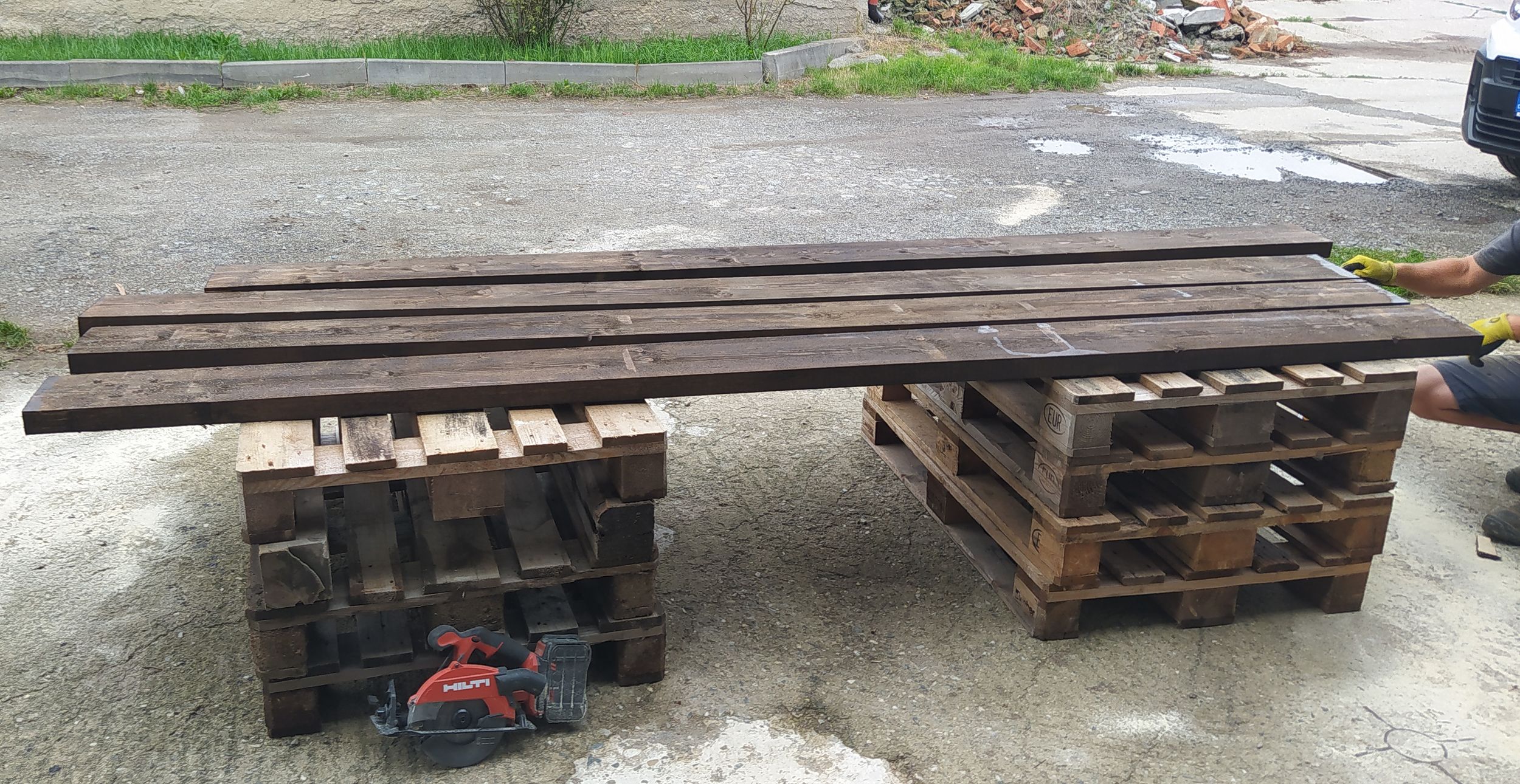 Dělníci v minulých dnech pracovali na nových prknech, která nyní budou instalovat na lávku.