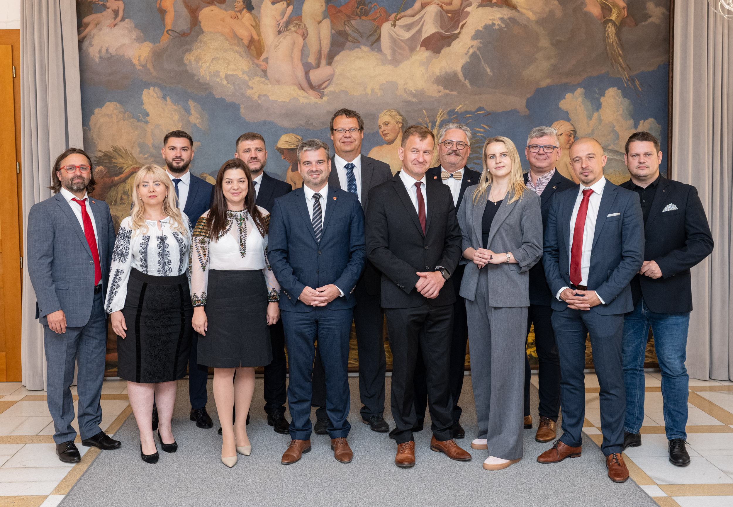 V červnu Kroměříž hostila delegace všech partnerských měst s výjimkou Chateaudunu. Akce zahrnovala i slavnostní přijetí hostů na radnici.