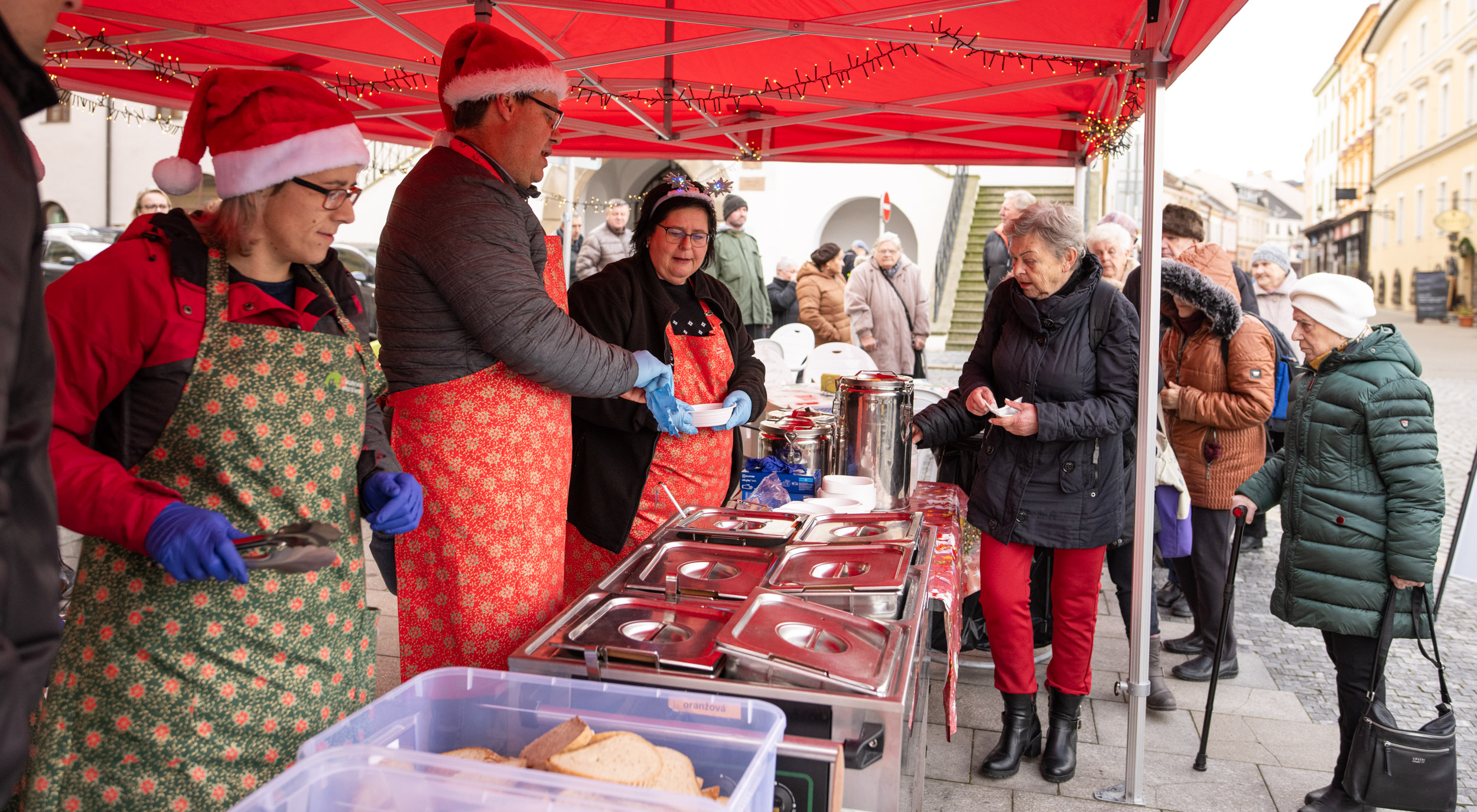Rozdávání vánoční polévky v roce 2024.