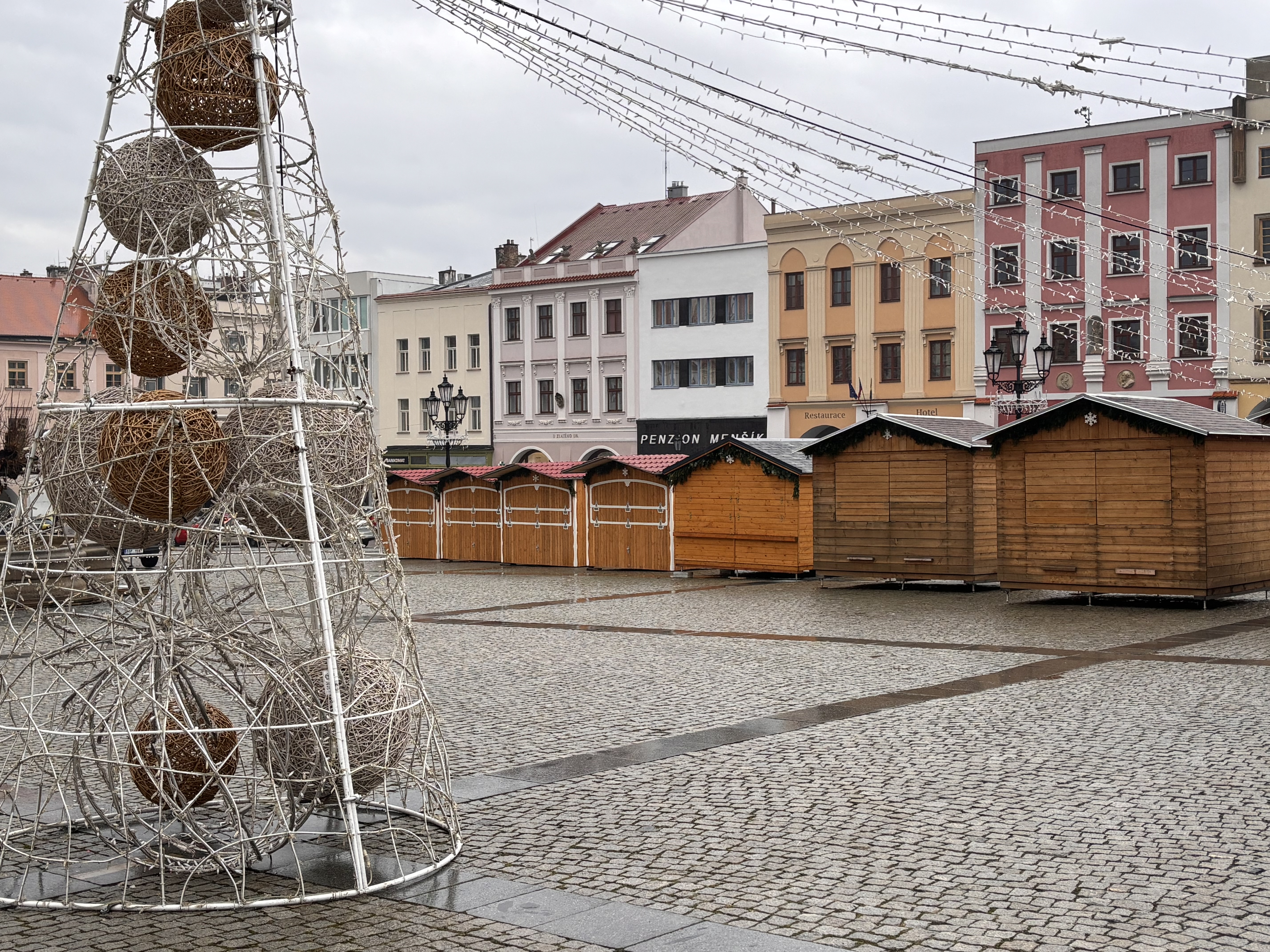 Stánky připravené na vánoční trhy 2025.