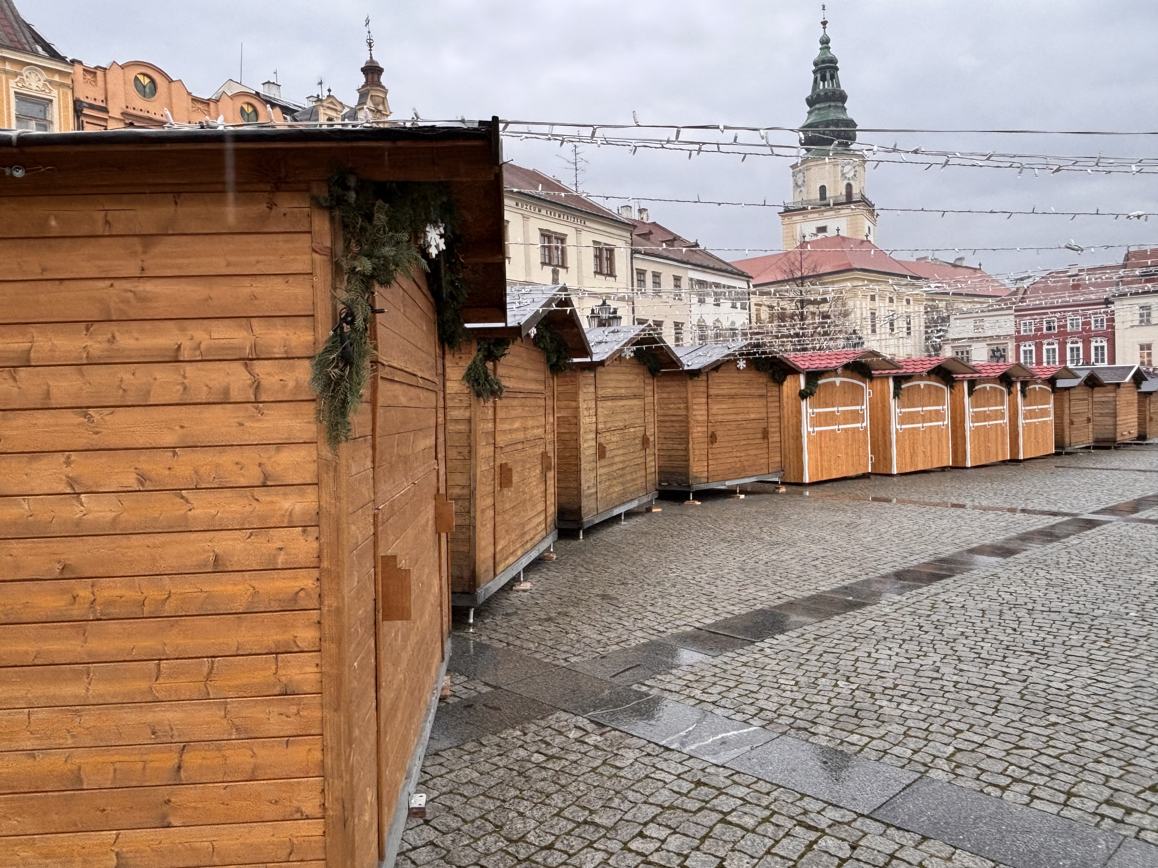 Stánky připravené na vánoční trhy 2025.