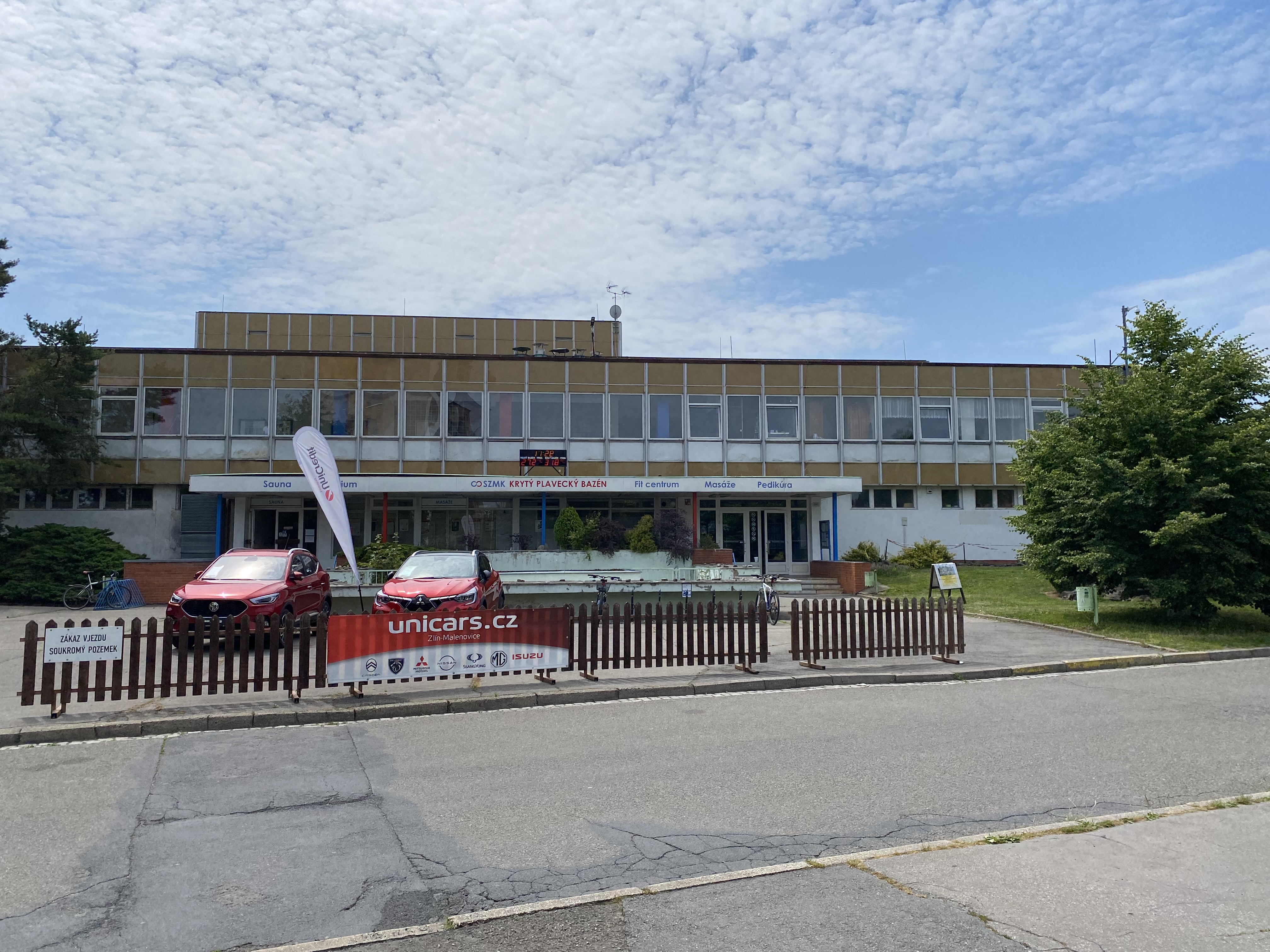 Na posledních pěti fotografiích si můžete připomenout, jak bazén vypadal před zahájením prací.