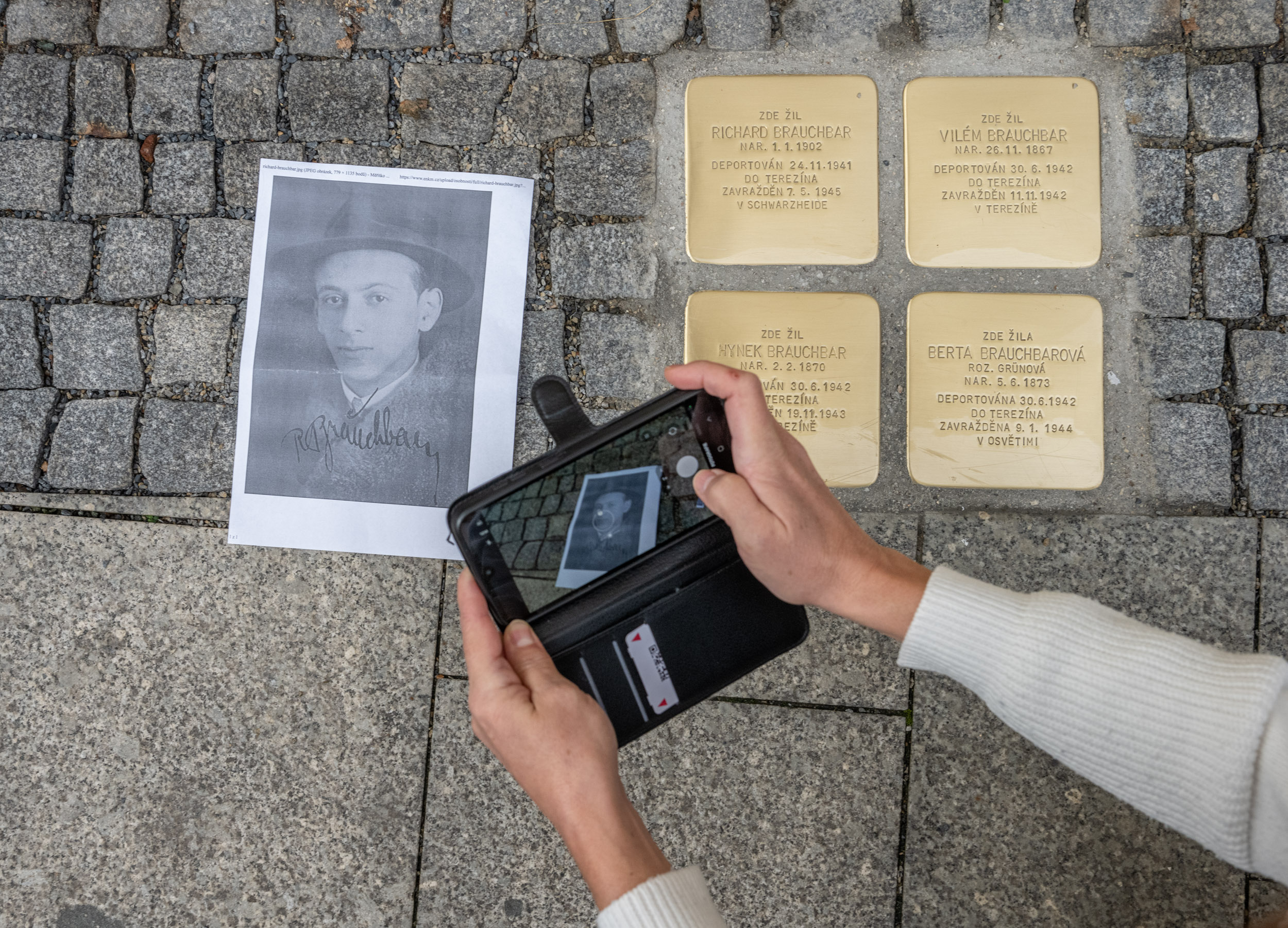 Ředitelka Knihovny Kroměřížska Šárka Kašpárková přinesla na slavnostní odhalení dochovanou fotografii Richarda Brauchbara.