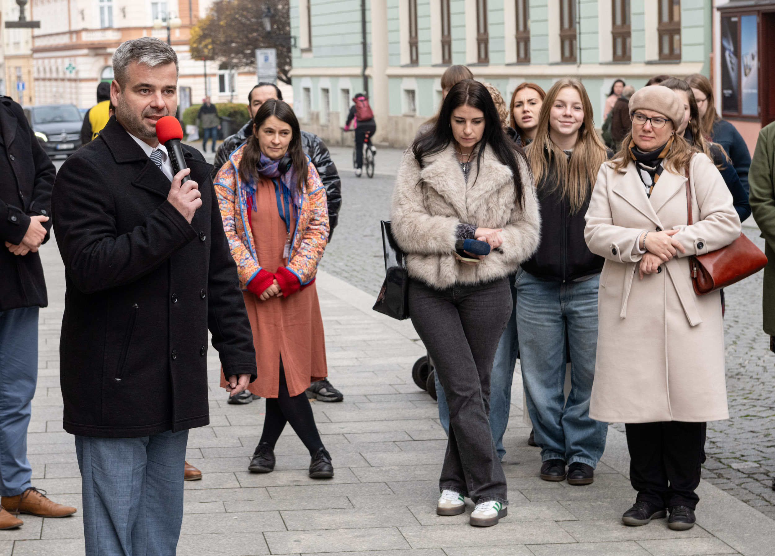 Starosta Kroměříže Tomáš Opatrný hovoří při odhalování kamenů zmizelých.