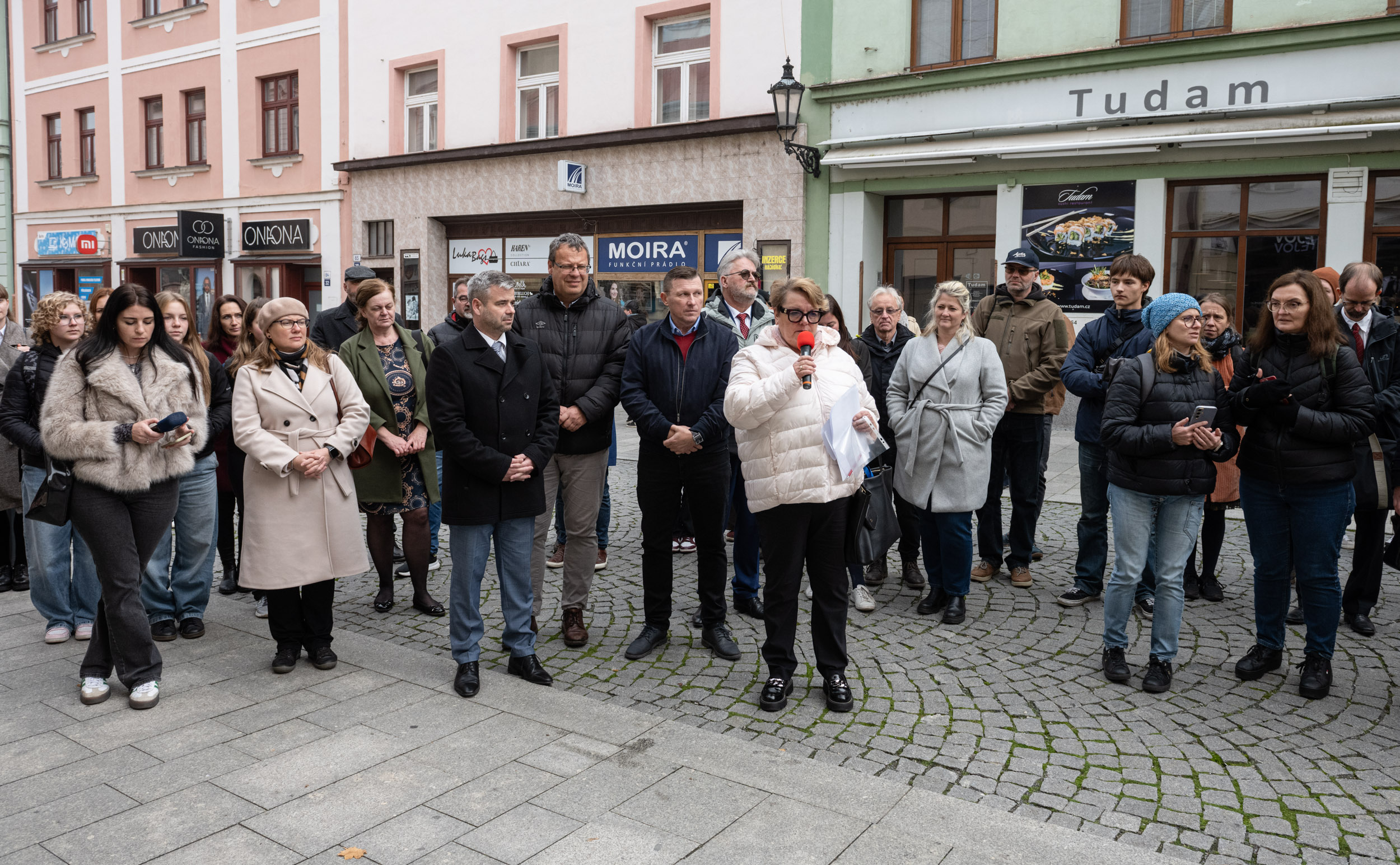 Ředitelka Knihovny Kroměřížska Šárka Kašpárková hovoří při odhalování kamenů zmizelých.