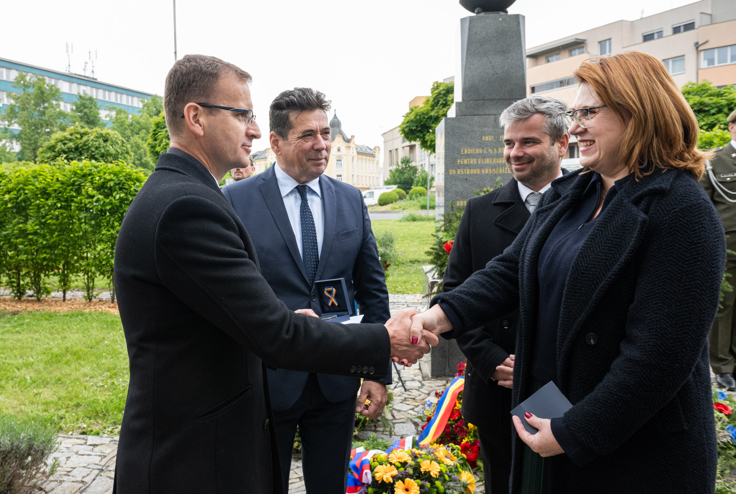 Zleva stojí zlínský hejtman Radim Holiš, místostarosta Râmnicu Vâlcea Ninel Eusebiu Vețeleanu, starosta Kroměříže Tomáš Opatrný a velvyslankyně Rumunska v ČR Antoaneta Barta.