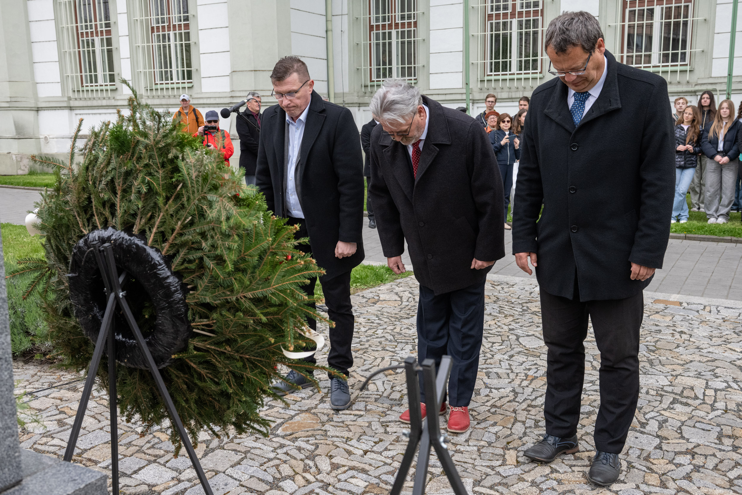 Pietního aktu se zúčastnili i zastupitel Marek Andrýsek, radní Jiří Kašík a místostarosta Pavel Motyčka.