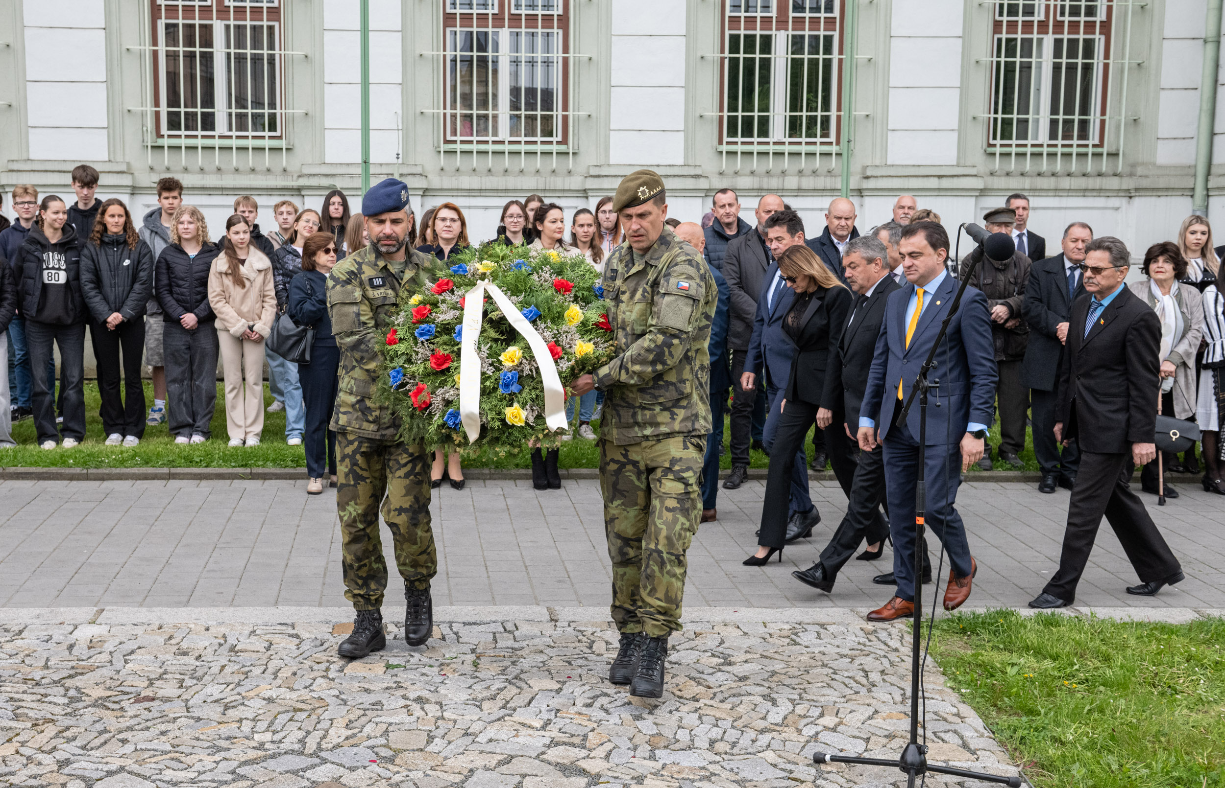 Uctít památku rumunských vojáků přijela delegace z partnerského města Râmnicu Vâlcea.