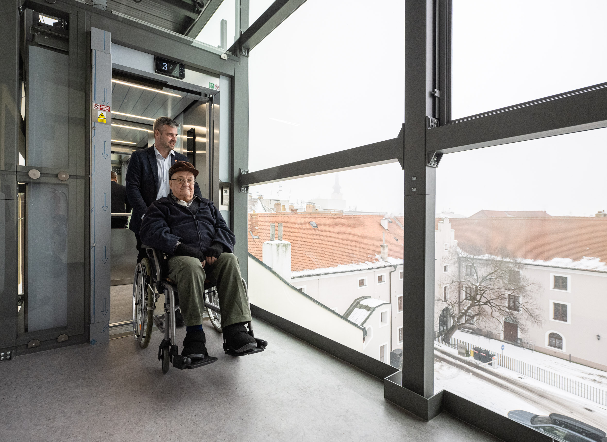 Horní patro výtahu nabízí výhled na radniční dvůr.