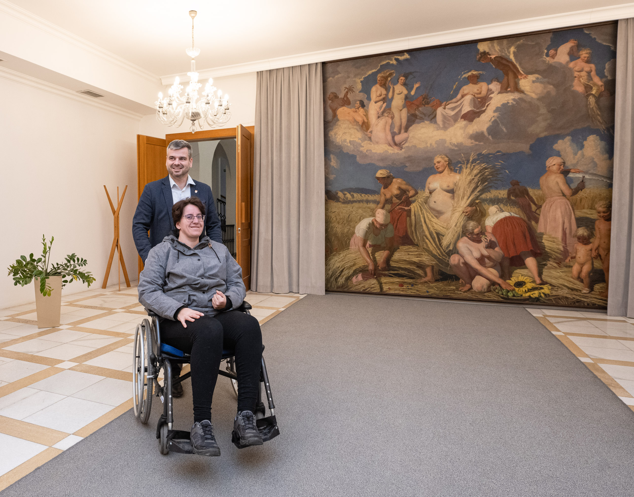 Díky novému výtahu se vozíčkáři pohodlně dostanou do obřadní síně...