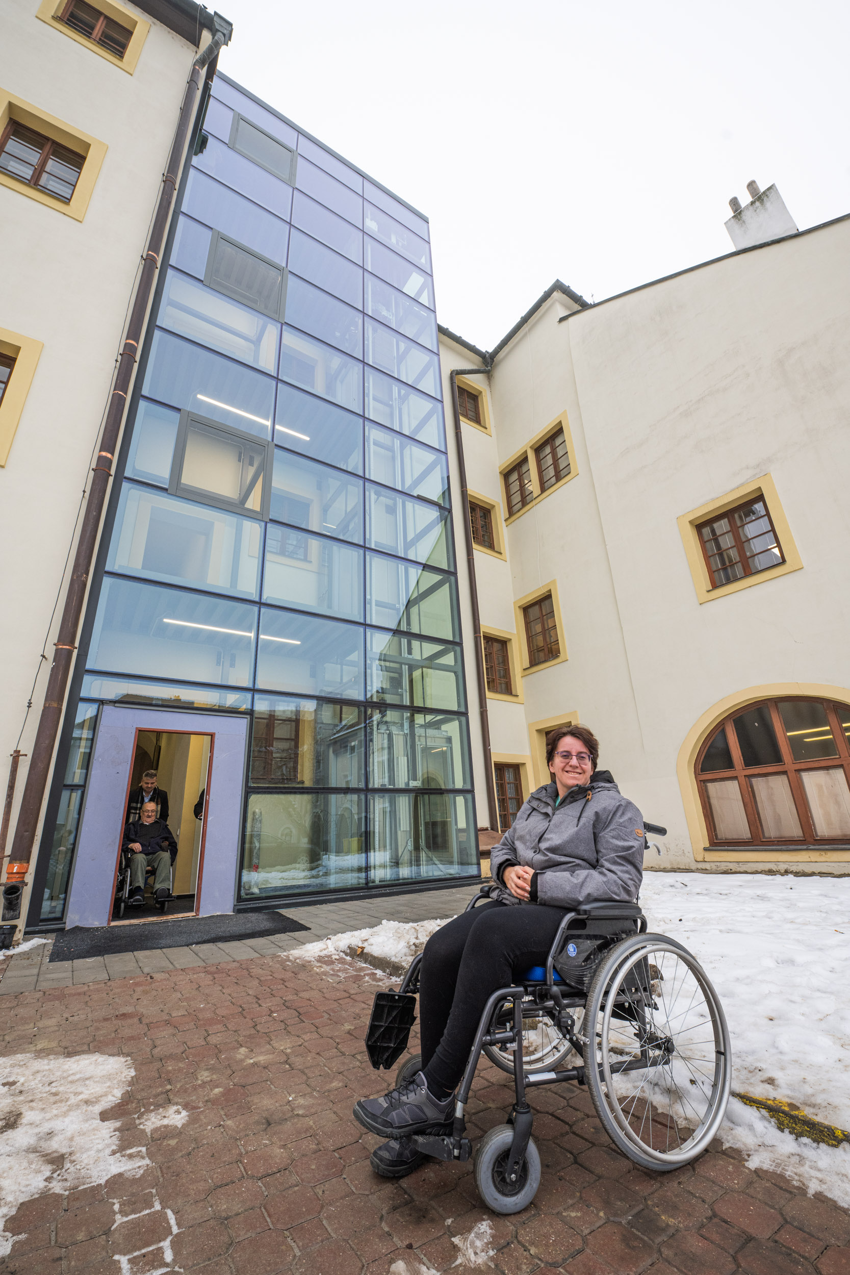 Výtah vznikl přístavbou do dvora radnice.