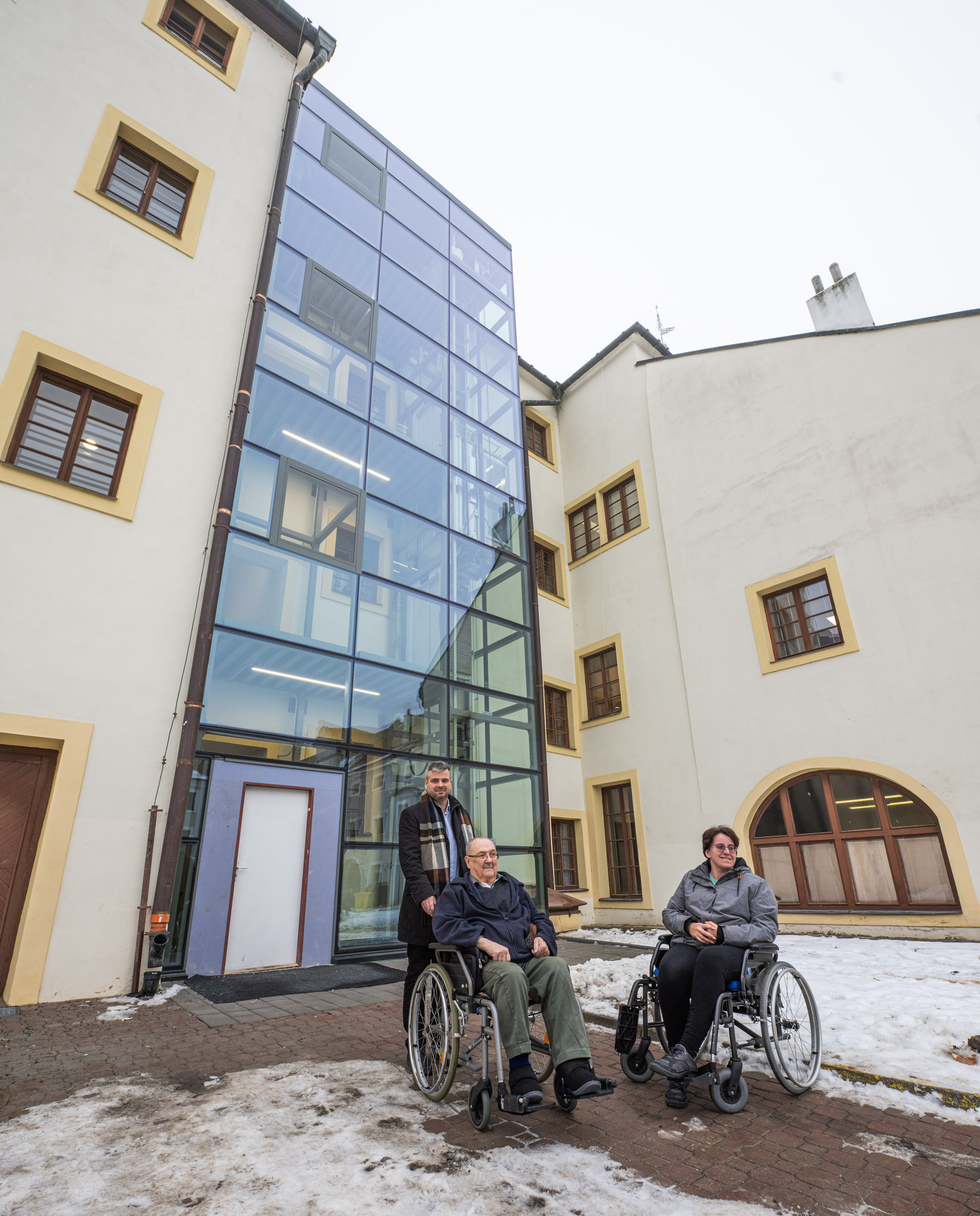 Výtah vznikl přístavbou do dvora radnice.