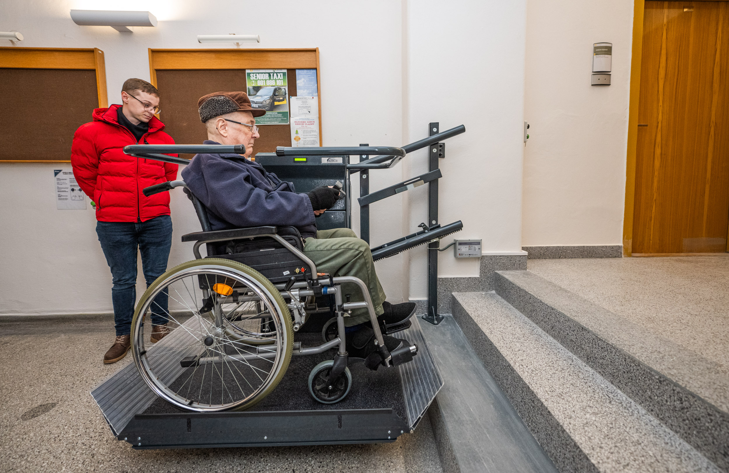 Do zasedací místnosti zastupitelstva vozíčkářům pomůže nově instalovaná plošina.