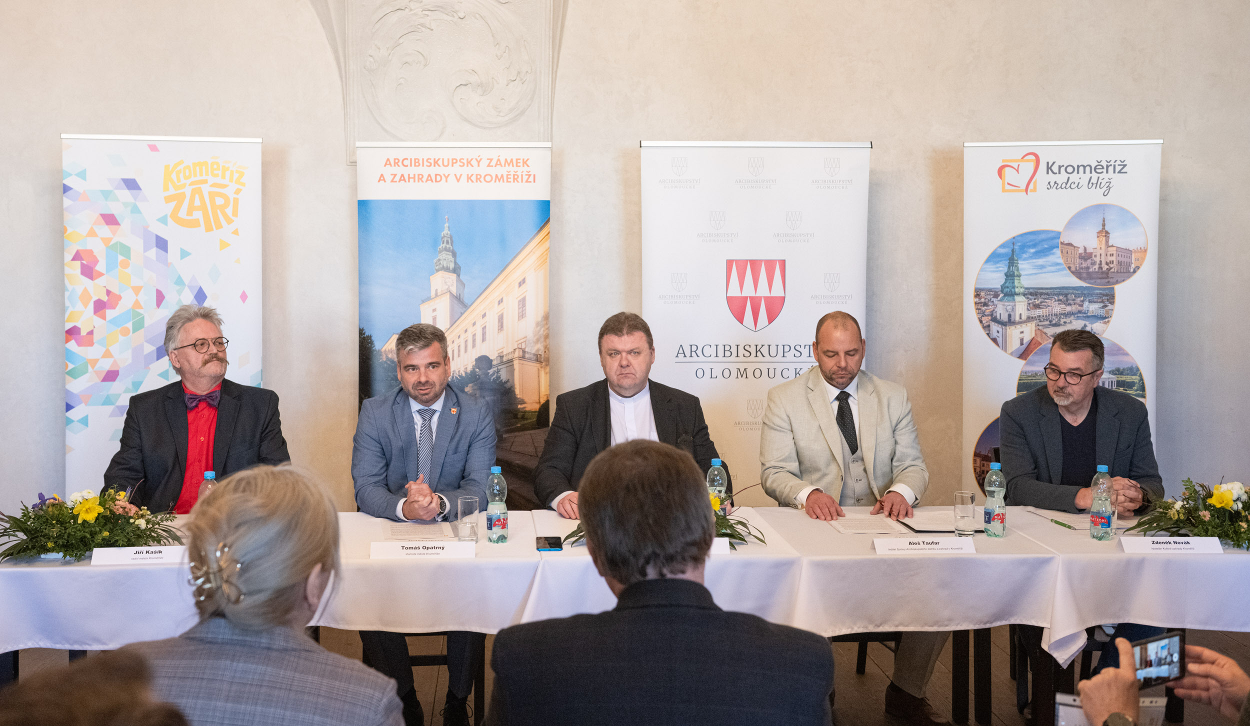 Zleva sedí Jiří Kašík, Tomáš Opatrný, Ladislav Švirák, Aleš Taufar a Zdeněk Novák.