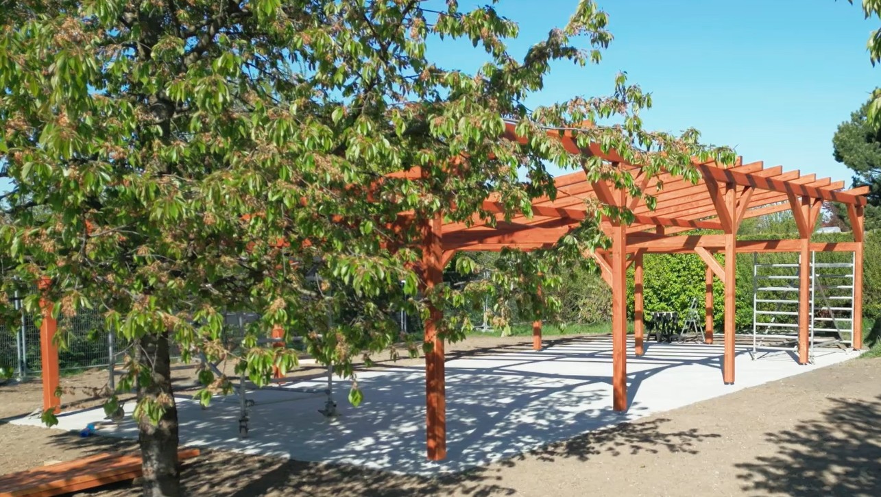 Ve Vážanech se díky participativnímu rozpočtu staví nová pergola