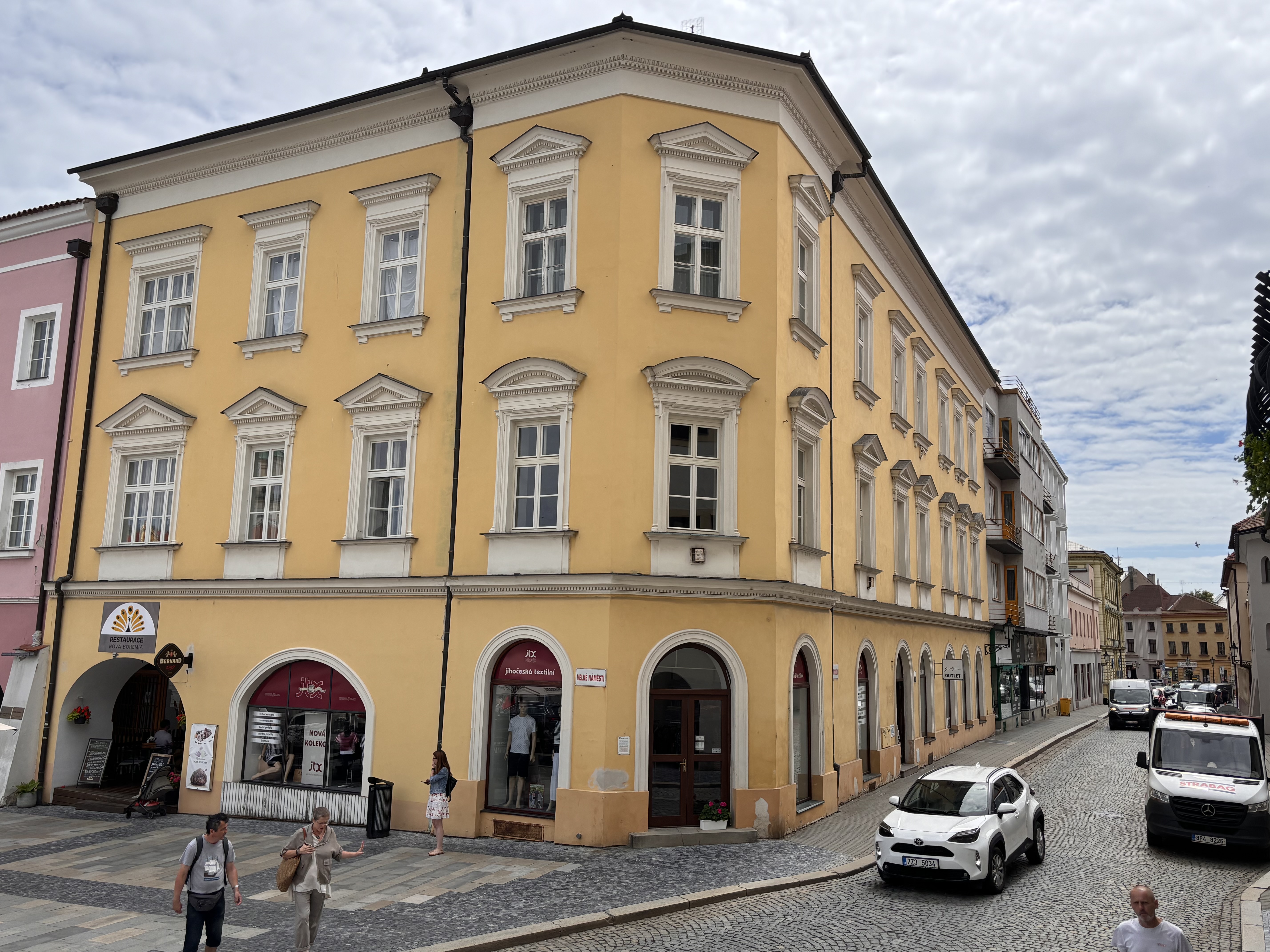 Polyfunkční dům č. p. 113/1 na rohu Velkého náměstí a Prusinovského ulice
