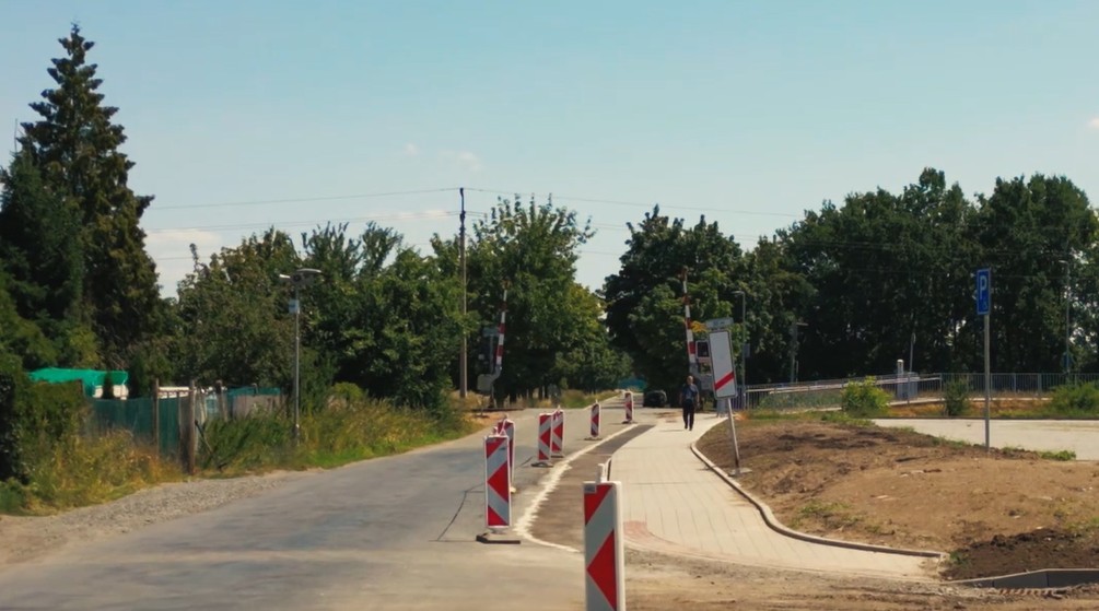 Nový chodník od nákupního centra Kaufland k Bágráku