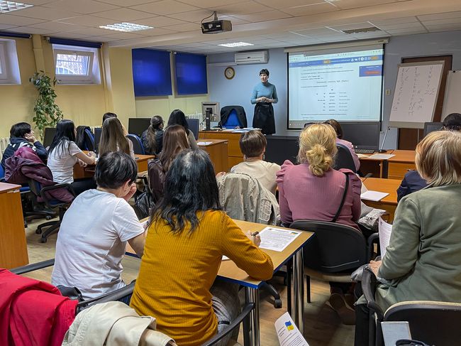 Uprchlíci z Ukrajiny při výuce češtiny v prostorách Knihovny Kroměřížska