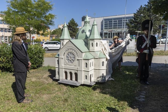 Vedoucí odboru Útvar tajemníka Petra Svačinová odhaluje model Nové synagogy. Vlevo přihlíží jeho tvůrce Jan Bašta.